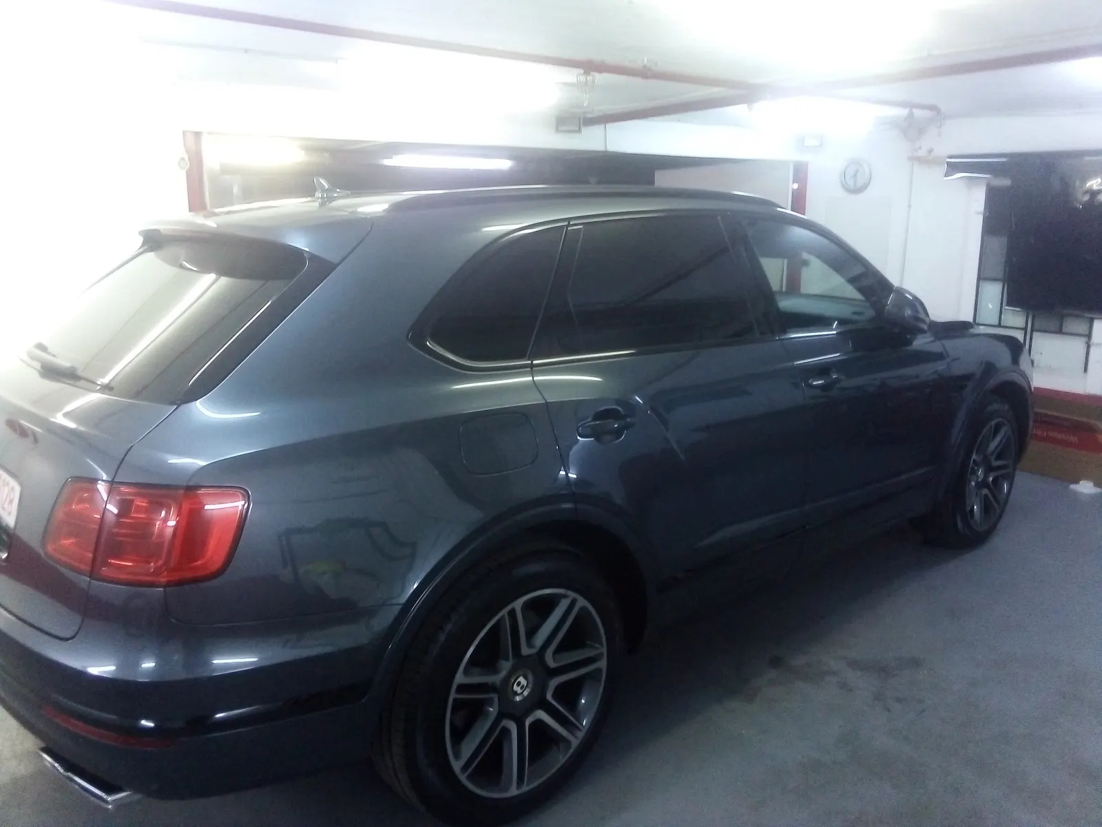 Folie auto LLumar CTX05 Bentley Bentayga Granite Metallic – vedere laterală