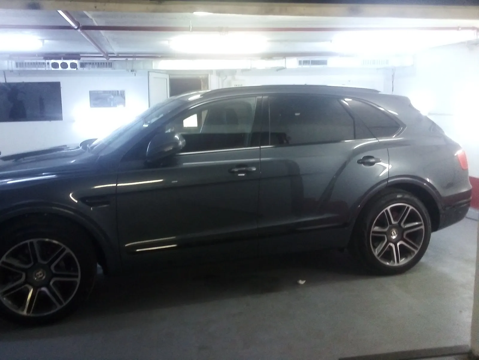 Bentley Bentayga Granite Metallic – geamuri fumurii intense folie LLumar CTX05