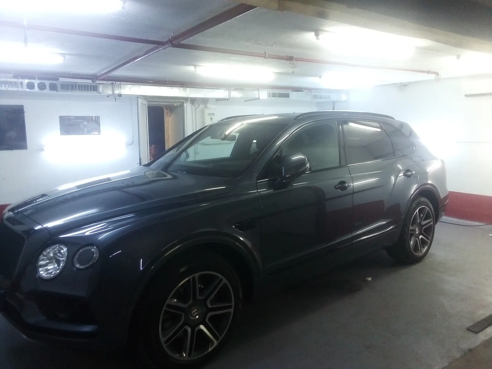 Folie ceramică LLumar CTX05 pe geamurile laterale Bentley Bentayga