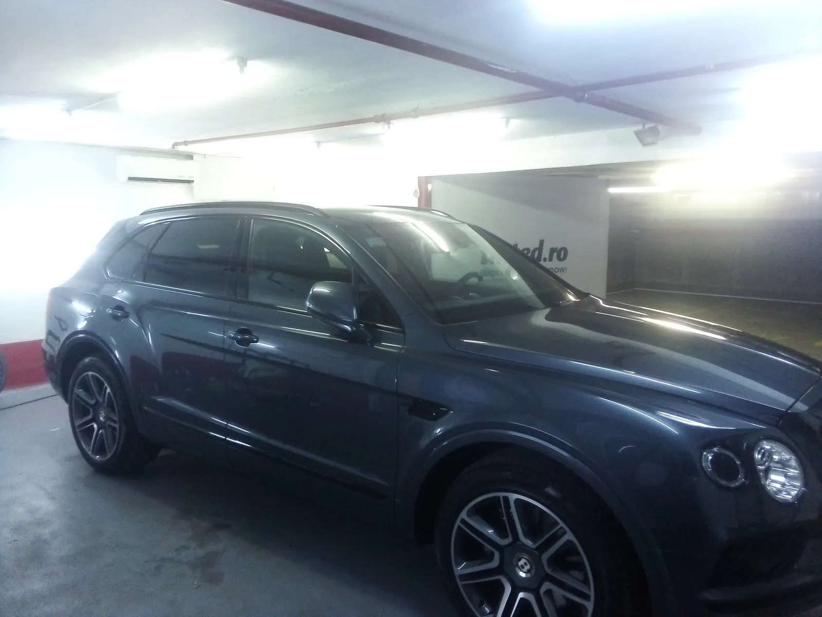 Detaliu lunetă Bentley Bentayga Granite Metallic cu folie LLumar CTX05