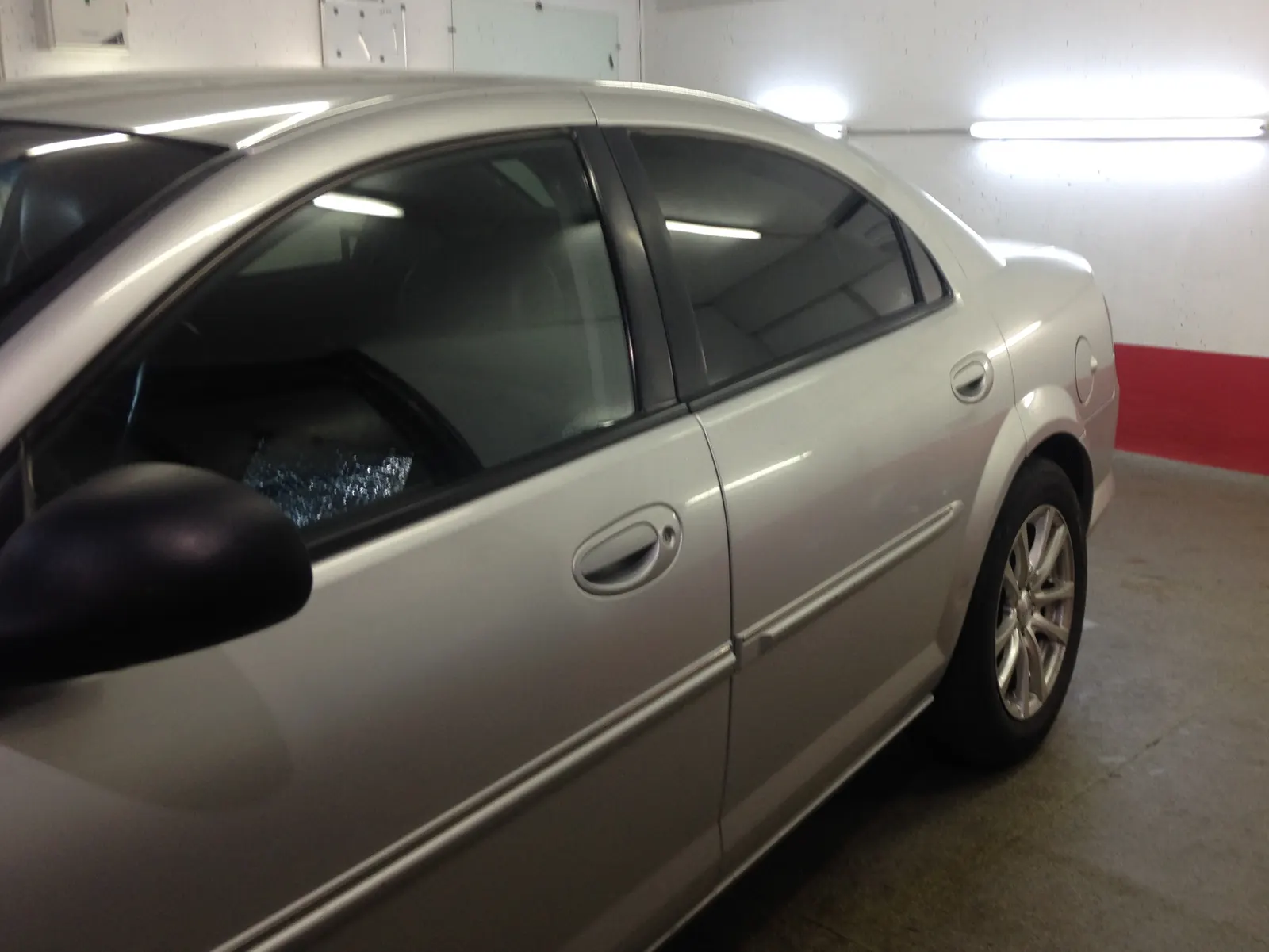 Detaliu lunetă Chrysler Sebring Light Khaki Metallic – folie LLumar ATR20