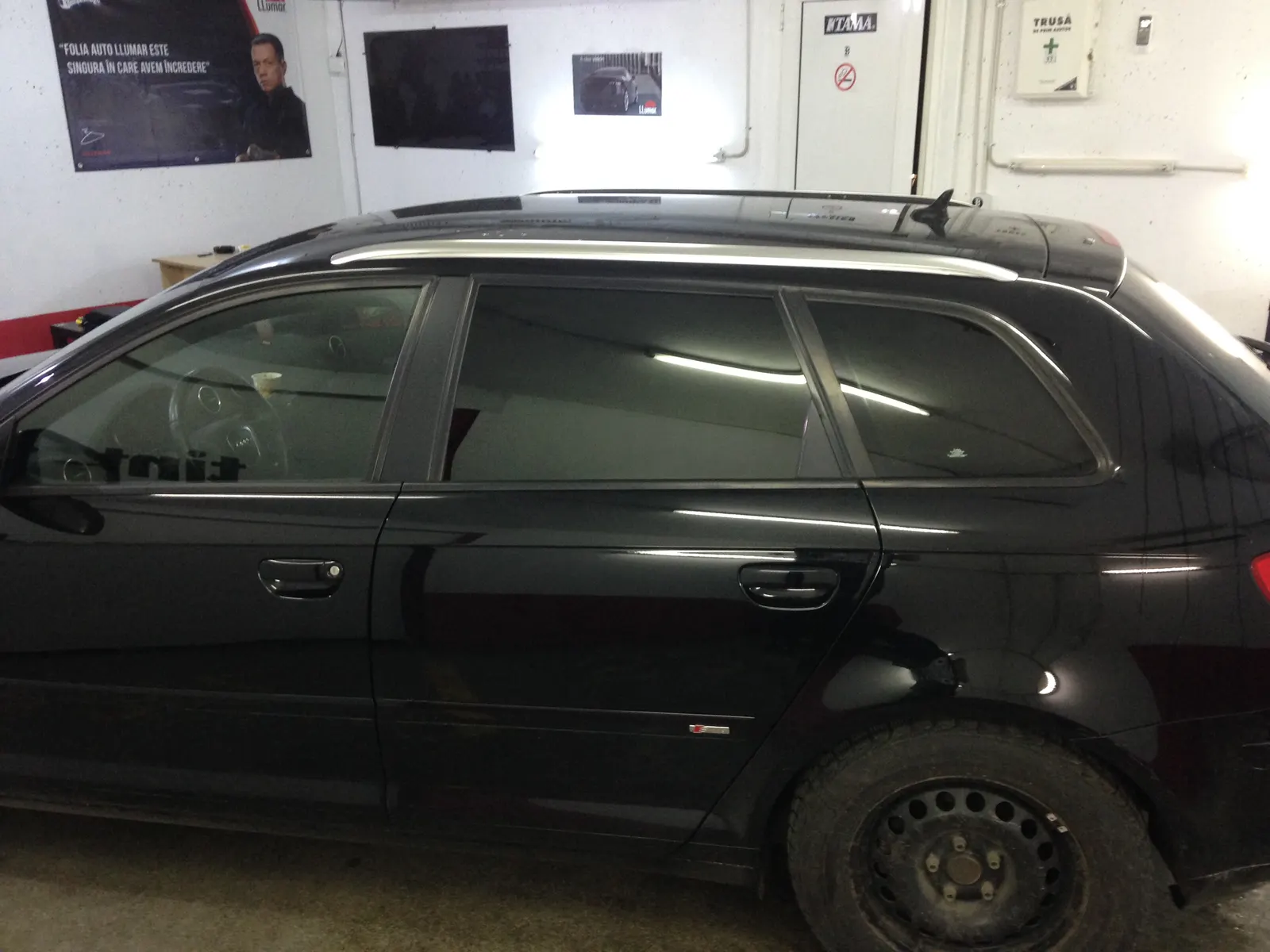 Detaliu folie fumurie LLumar ATR05 luneta Audi A3 Lava Gray Pearl