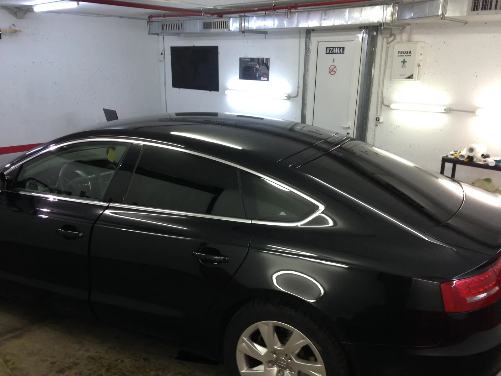 Detaliu folie fumurie LLumar ATR05 luneta Audi A5 Sportback negru