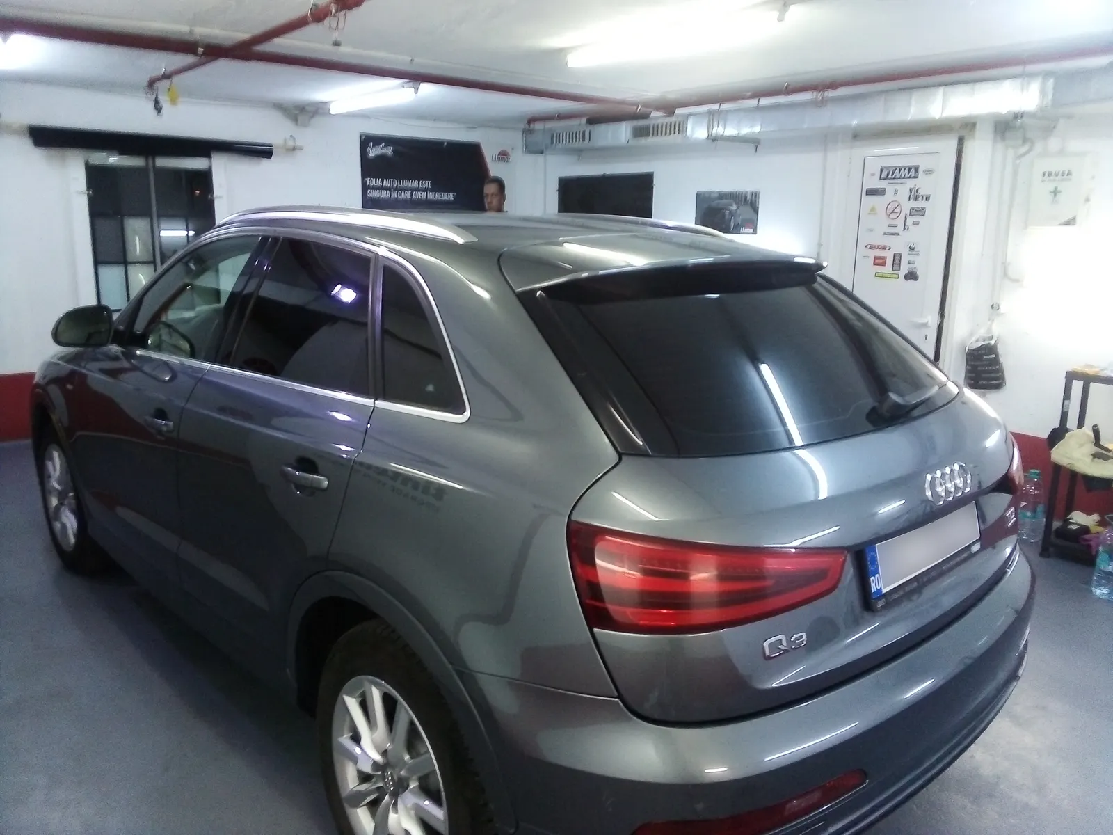 Detaliu folie fumurie LLumar CTX05 luneta Audi Q3 gri