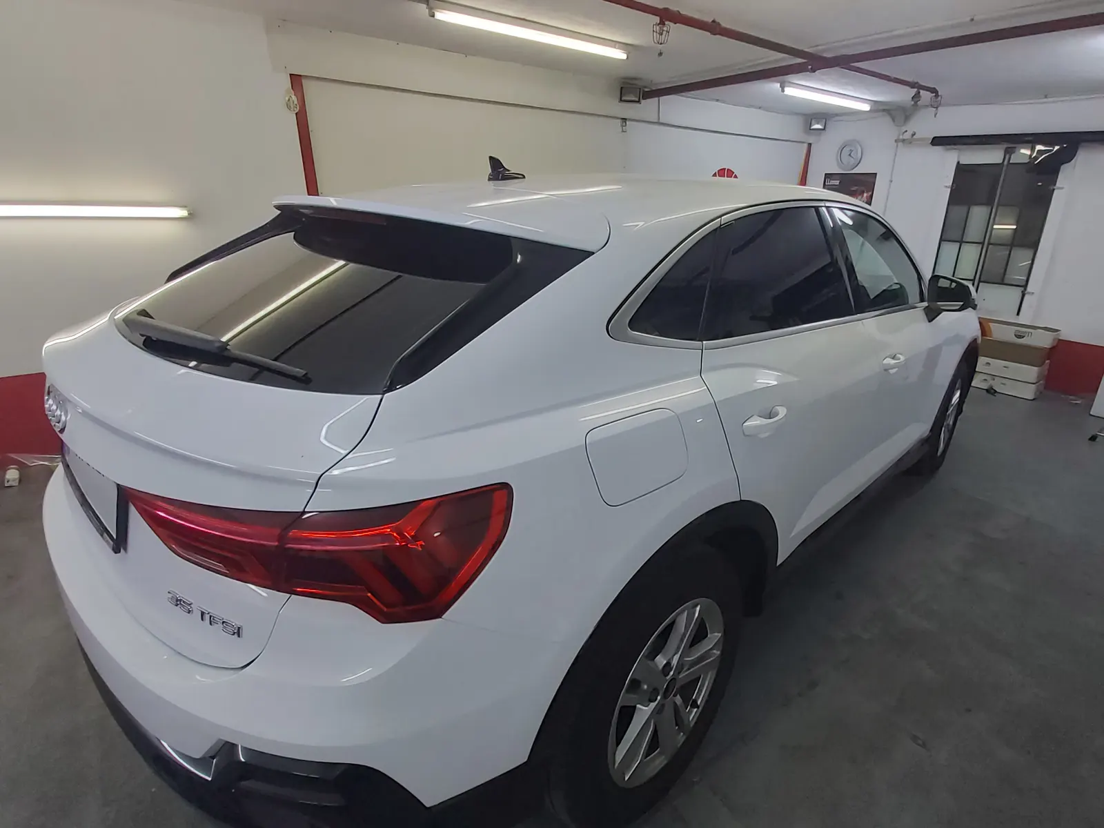 Audi Q3 alb – geamuri fumurii intense folie LLumar CTX05