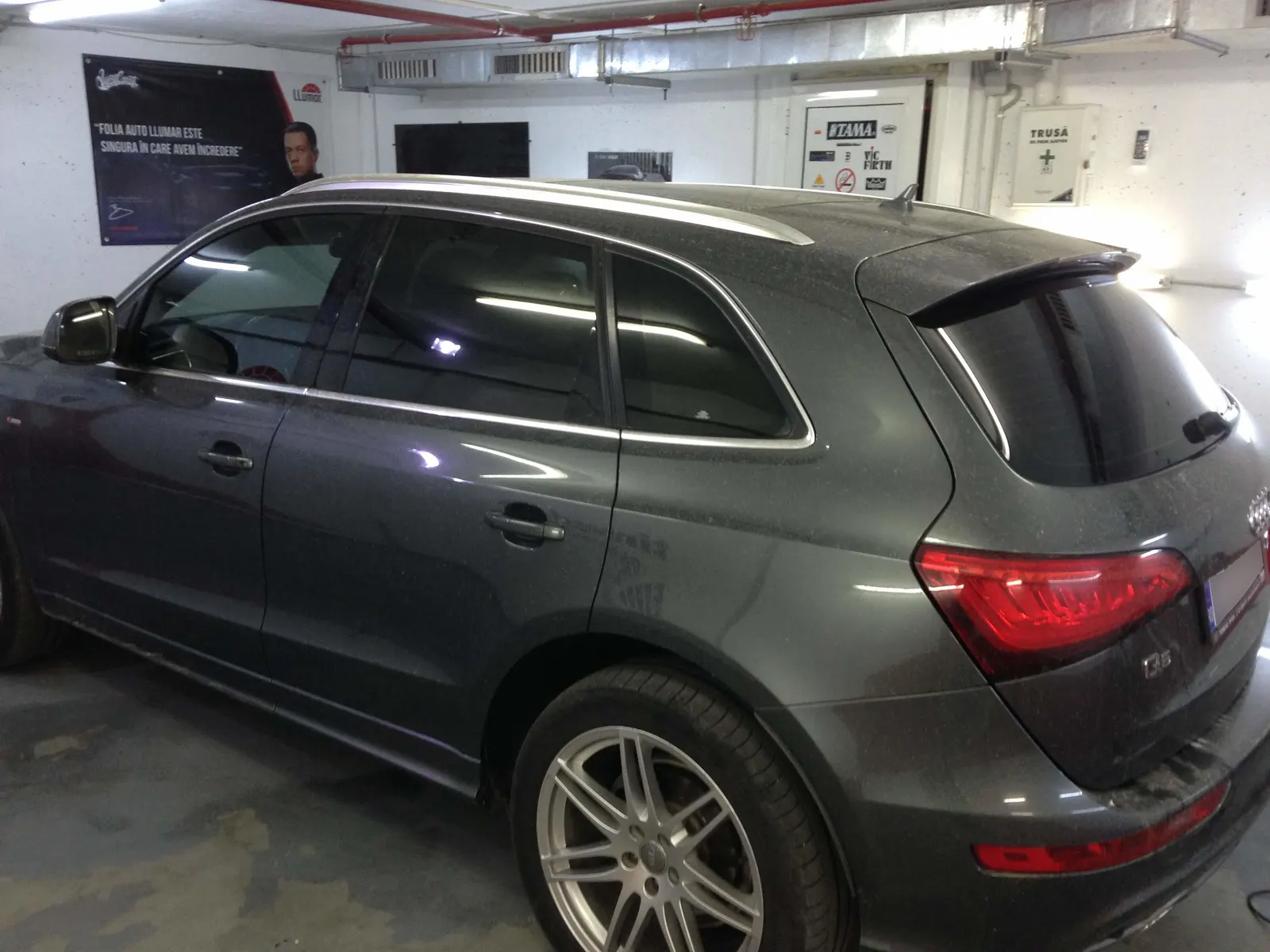 Audi Q5 gri închis – geamuri fumurii intense LLumar ATR05