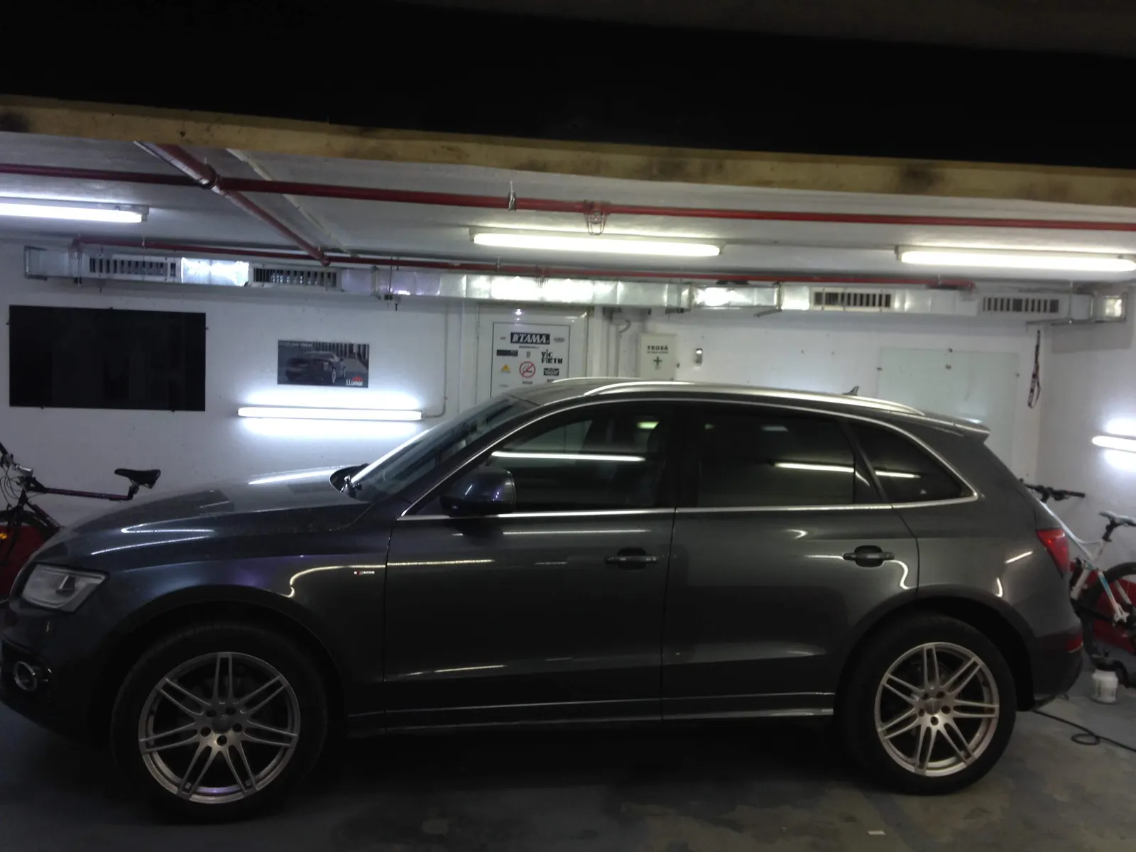 Detaliu folie fumurie LLumar ATR05 luneta Audi Q5 gri