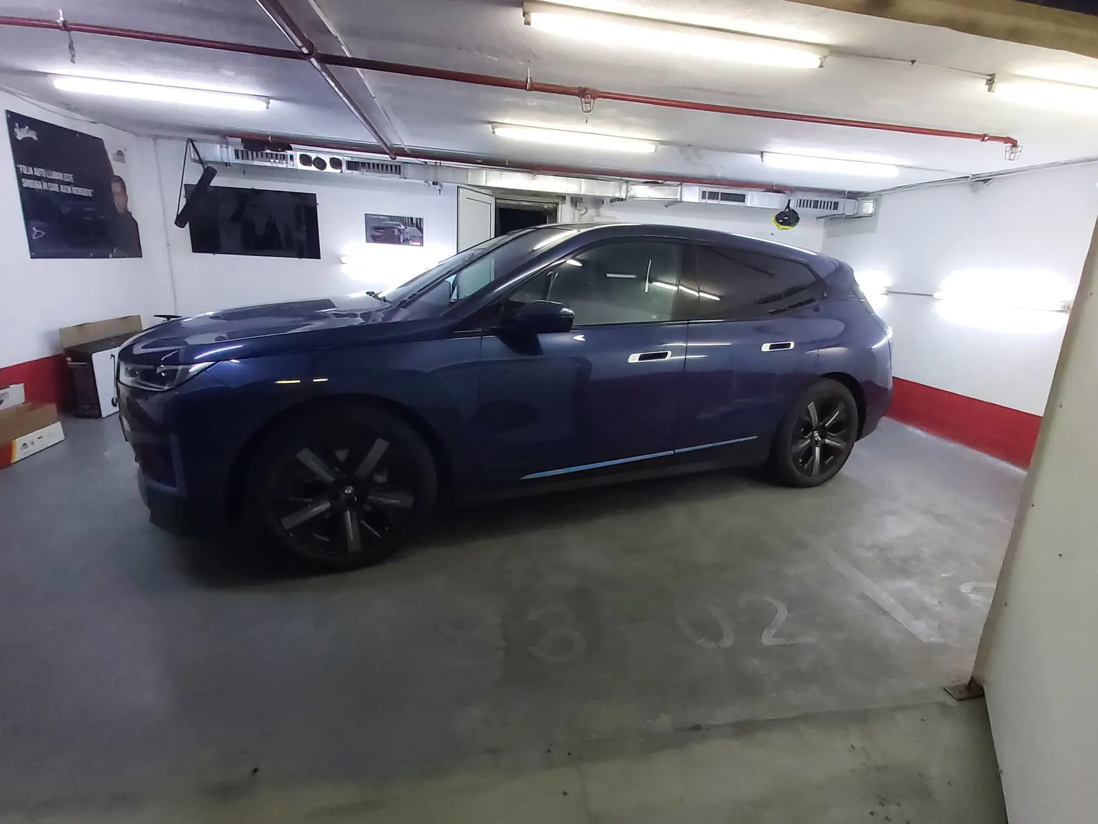 BMW iX albastru – geamuri fumurii intense folie LLumar CTX05 spate