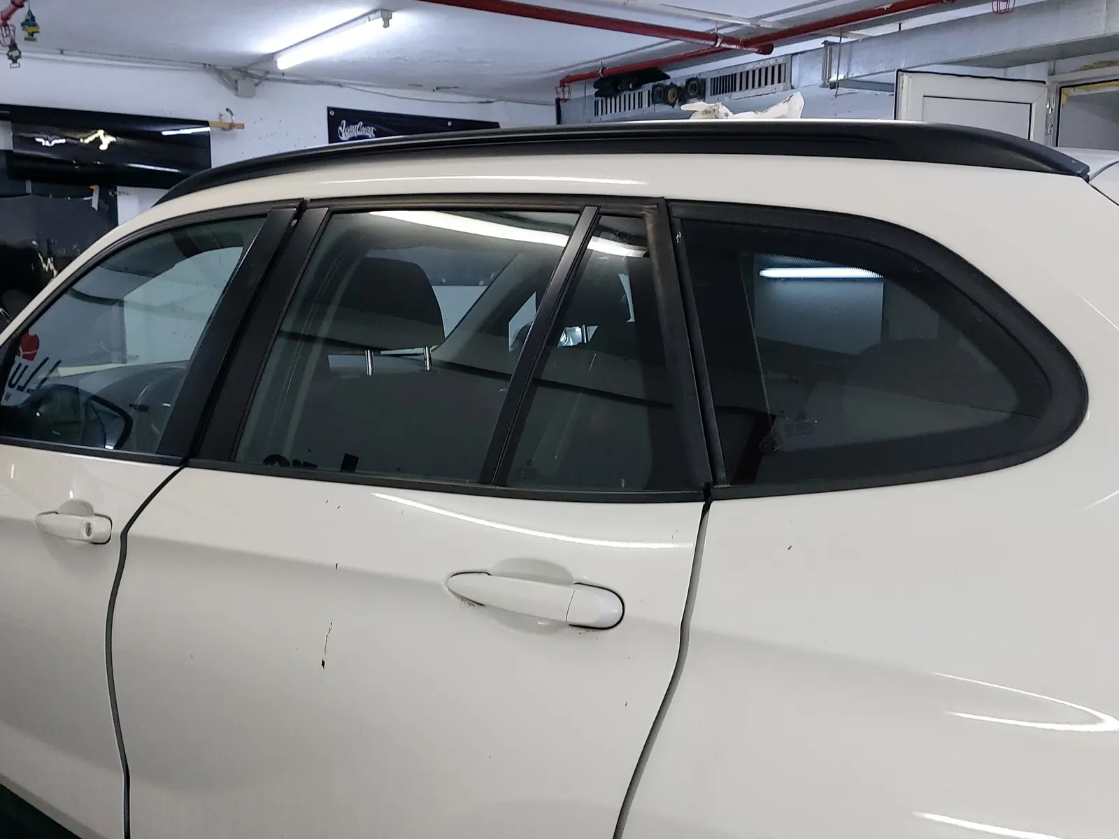 BMW X1 E84 alb – geamuri fumurii intense folie LLumar ATR05