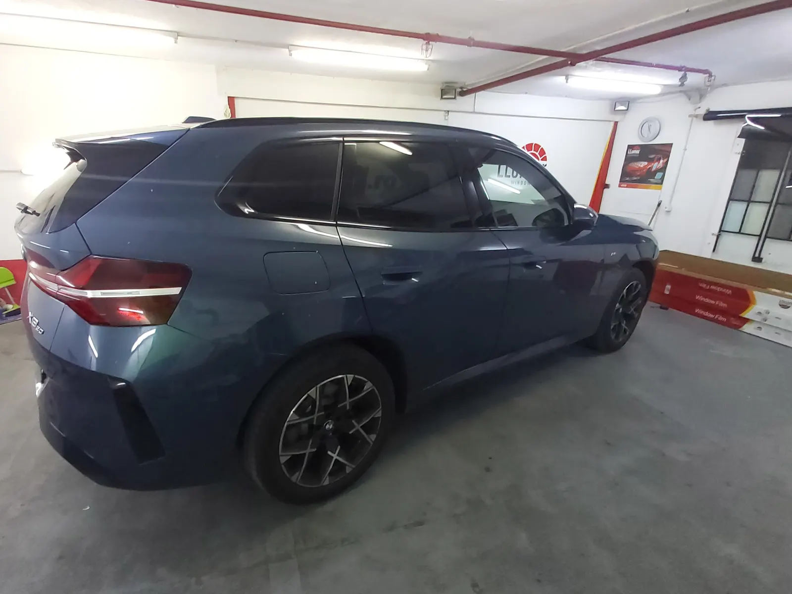 BMW X3 albastru – geamuri fumurii intense folie LLumar CTX05