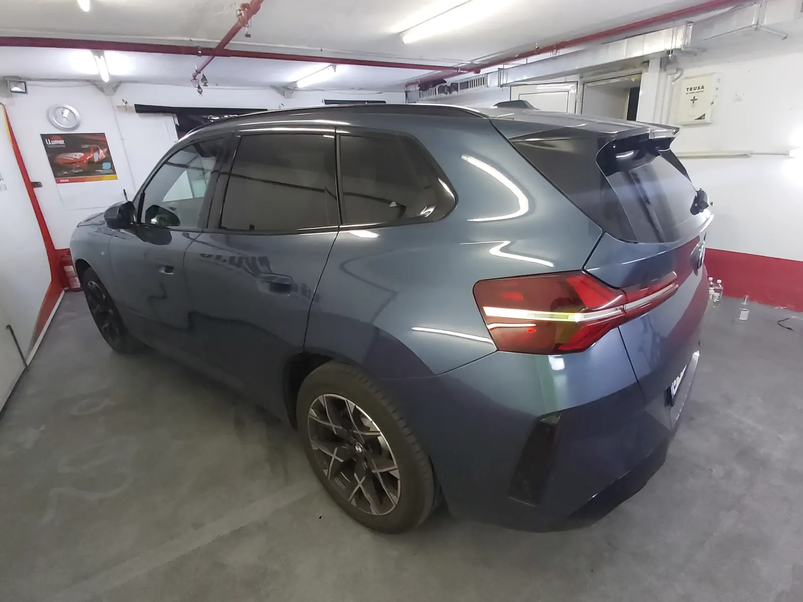 Detaliu folie fumurie LLumar CTX05 luneta BMW X3 albastru