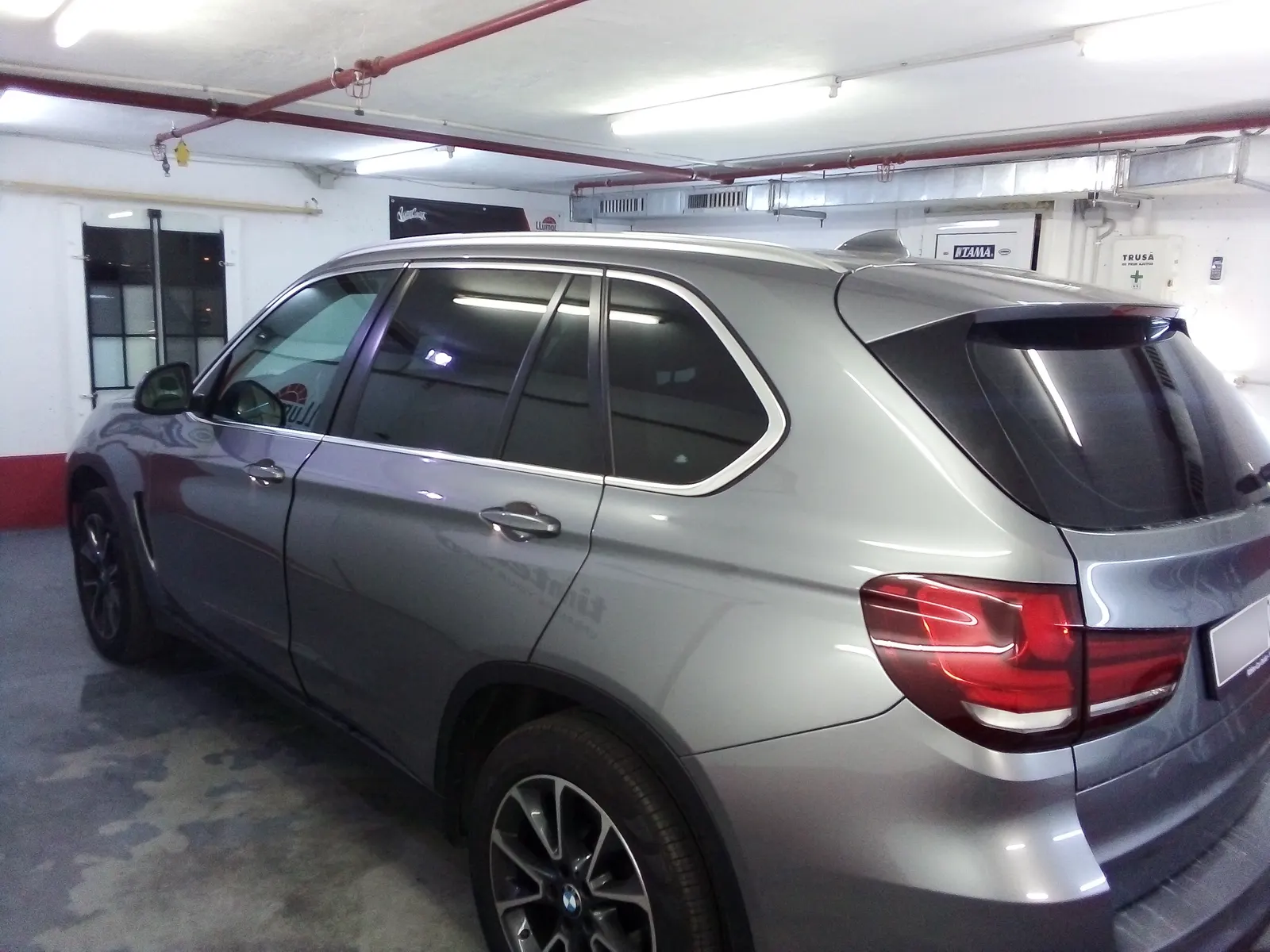 Detaliu folie LLumar CTX15 luneta panoramica BMW X5 F15