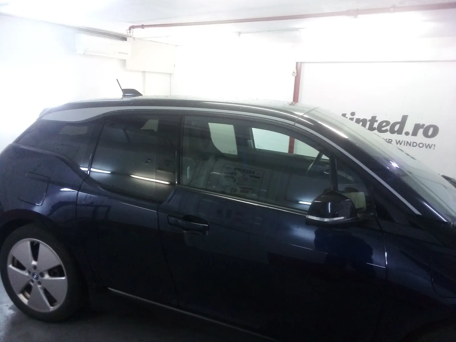 BMW i3 cu folie auto fumurie ATR20 – detaliu geam spate