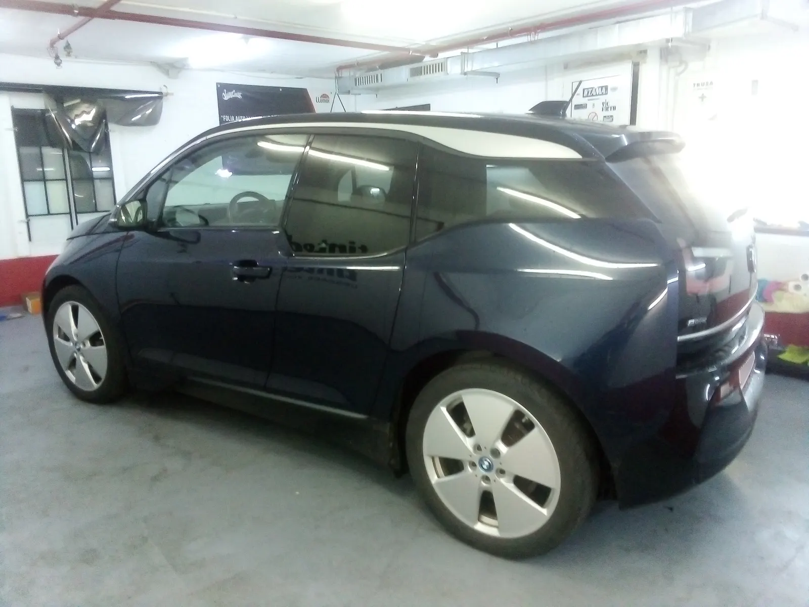 Montaj folie auto LLumar ATR20 BMW i3 – geam lateral dreapta