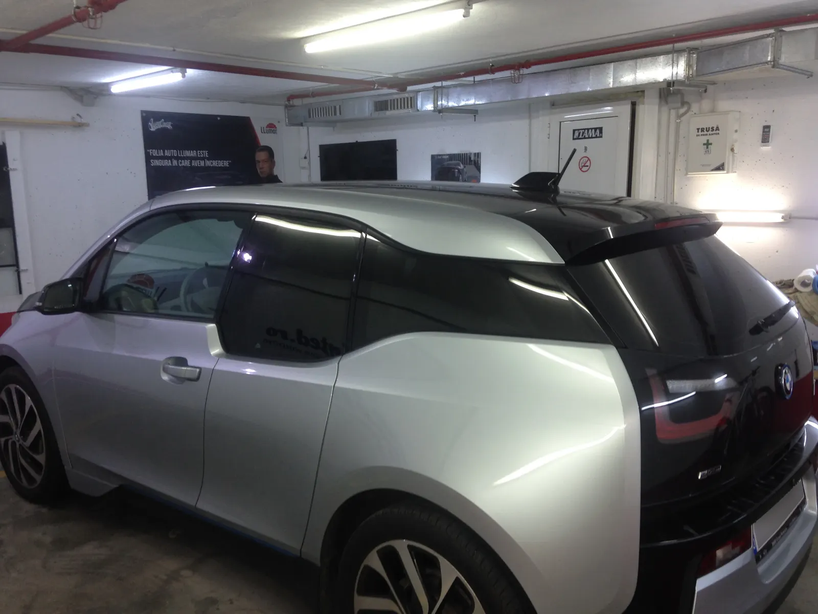 Detaliu foliere combinata ATR05 spate si AIR80 fata – BMW i3 Fluid Silver