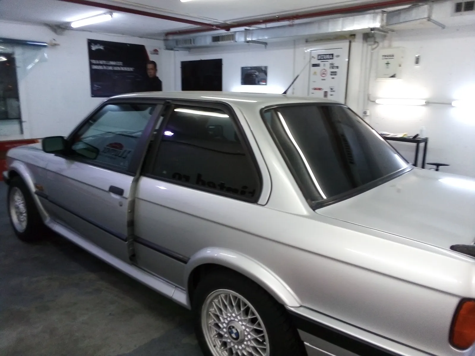 Detaliu folie fumurie LLumar CTX15 geamuri spate BMW E30