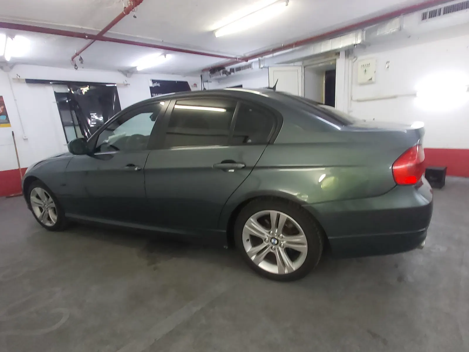 Montaj folie auto BMW Seria 3 E90 verde – Tinted Window