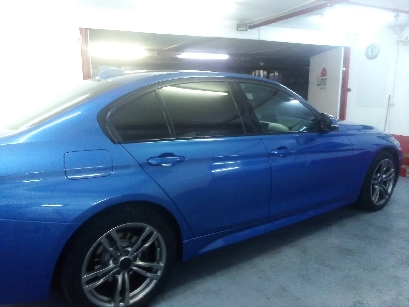 BMW F30 albastru – geamuri fumurii intense folie LLumar ATR05 spate