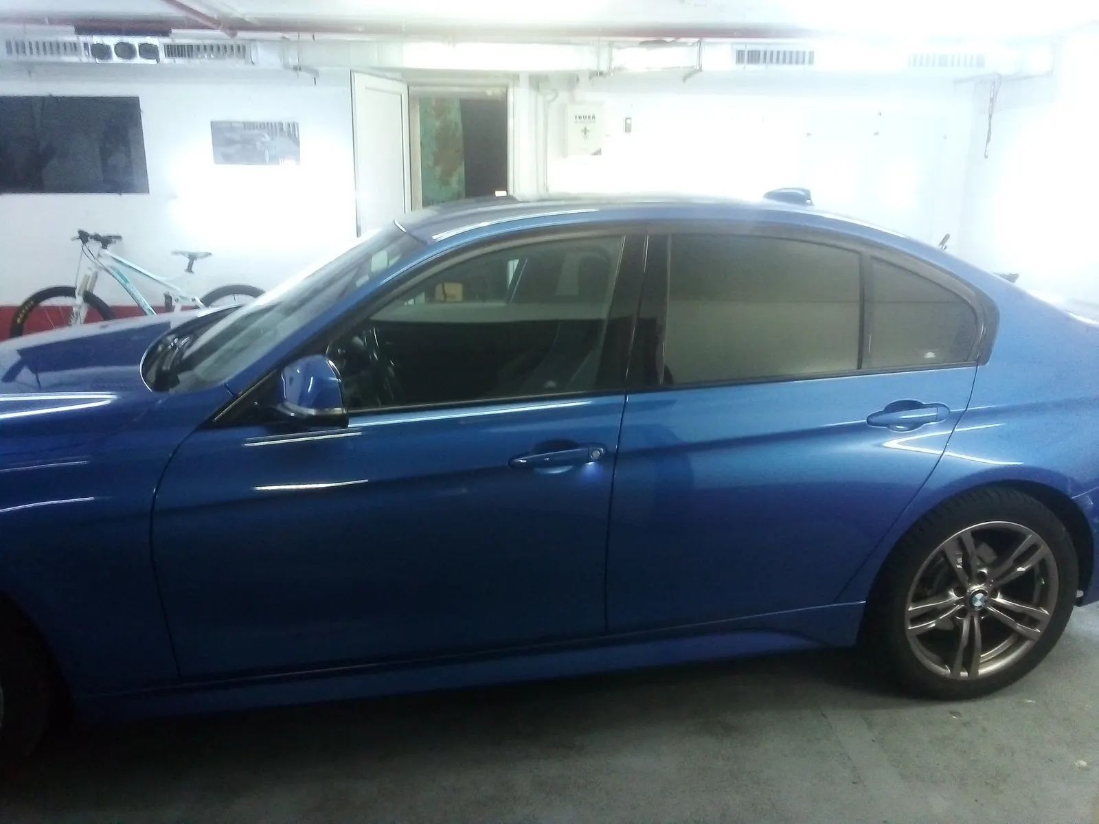 Detaliu folie fumurie ATR05 geamuri spate BMW F30 albastru