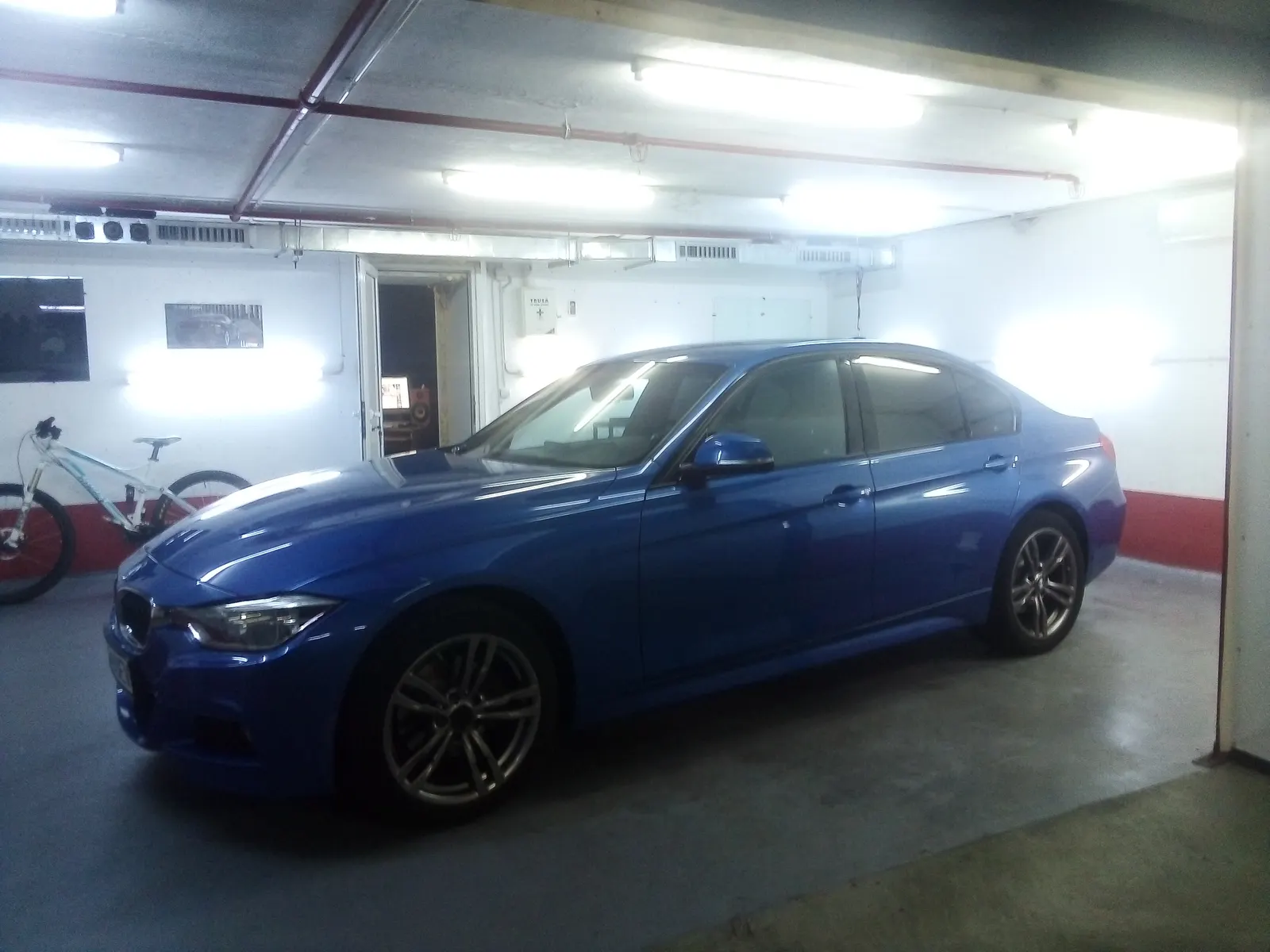 Montaj folie auto BMW Seria 3 F30 Estoril Blue – Tinted Window