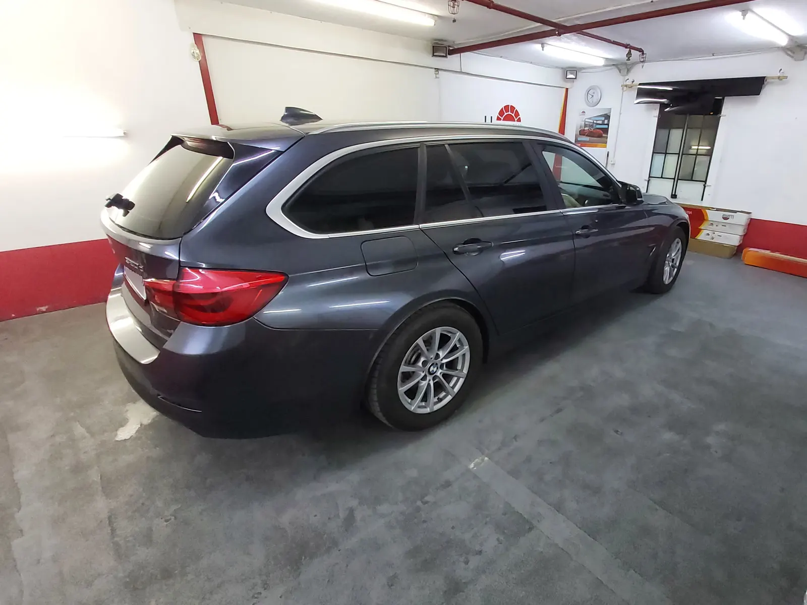 Detaliu folie fumurie LLumar ATR05 geamuri laterale BMW F31