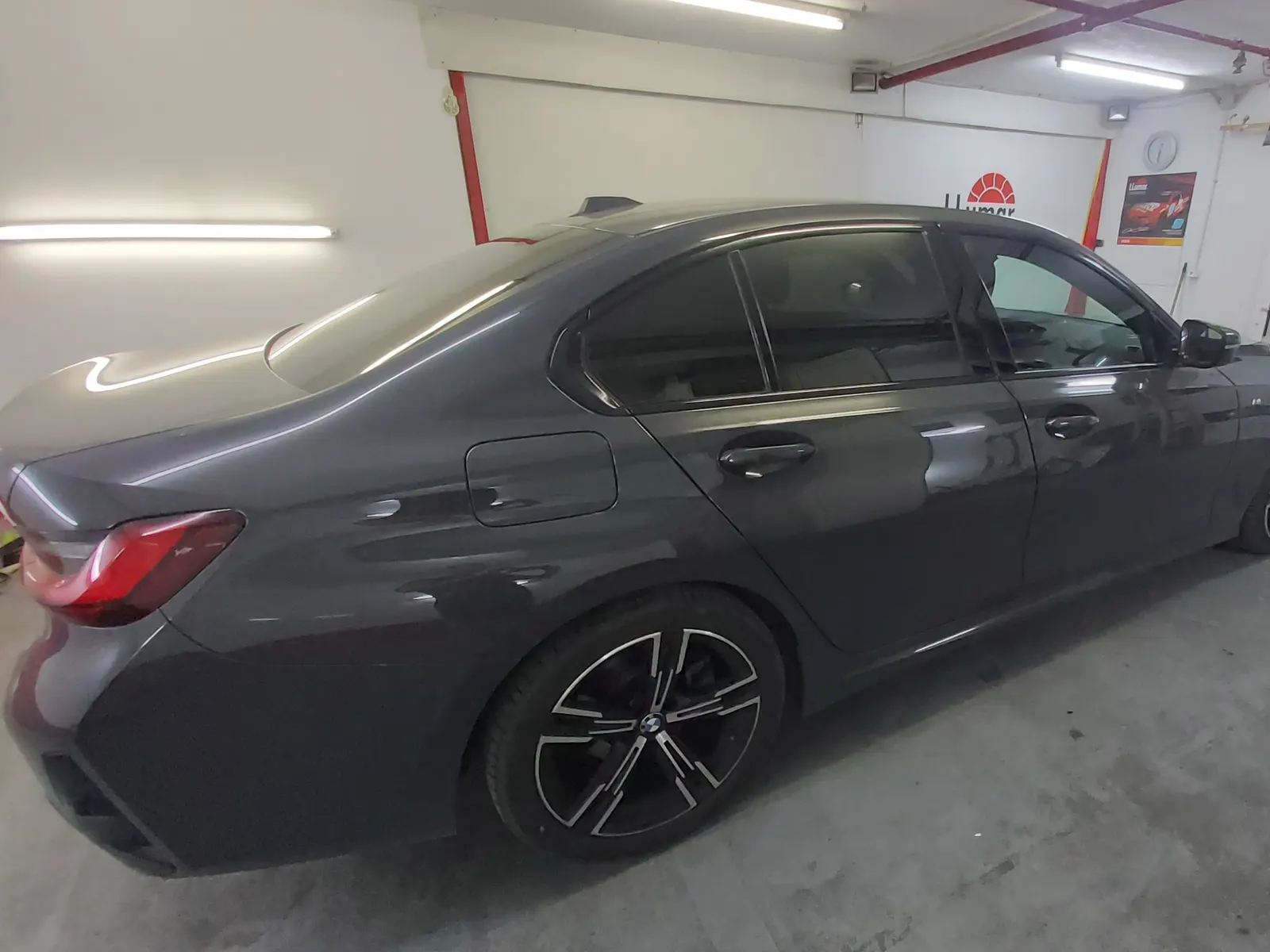 BMW G20 gri antracit – geamuri fumurii intense LLumar ATR05