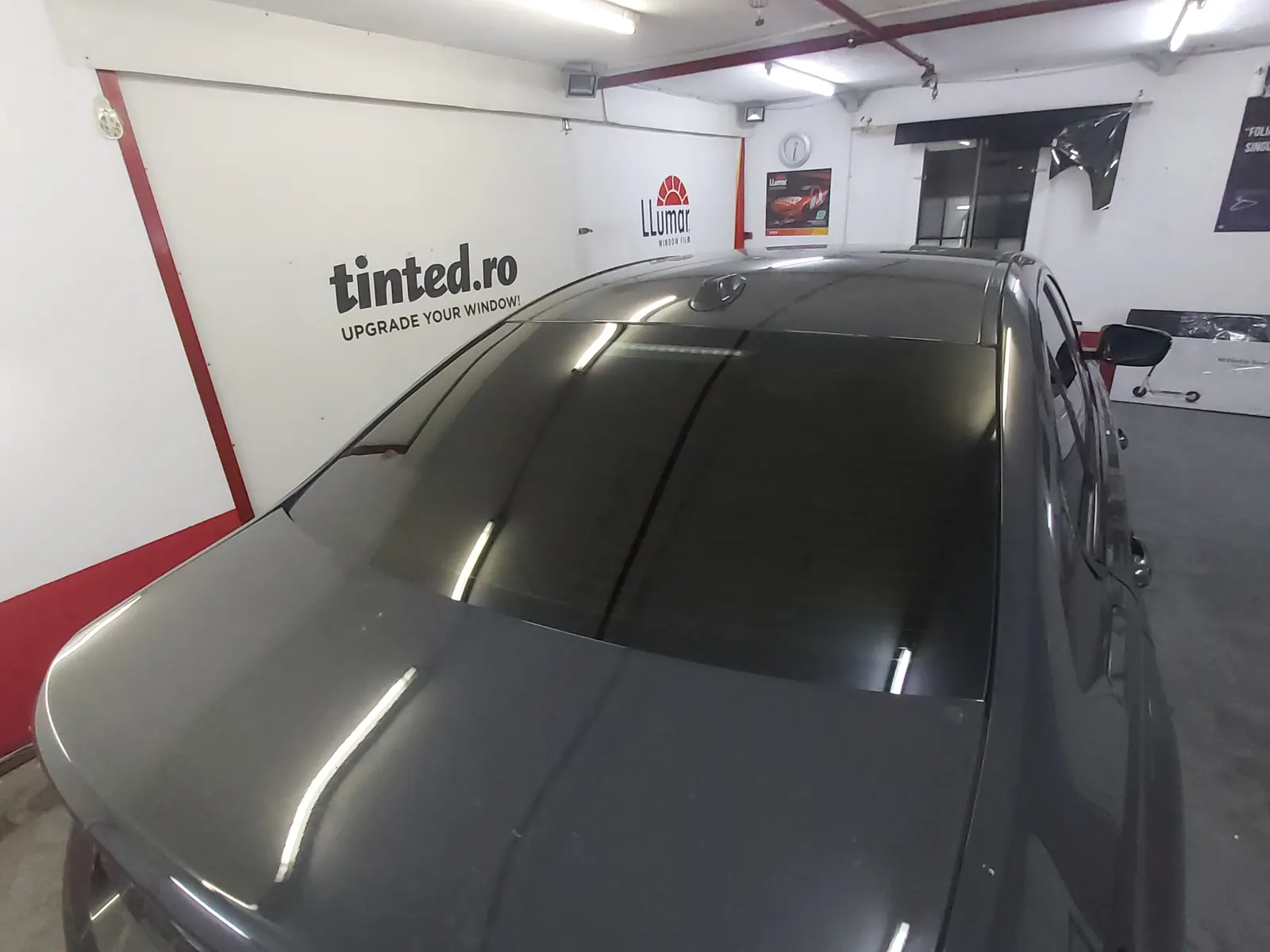 Detaliu geam spate fumuriu LLumar ATR05 – BMW G20 gri