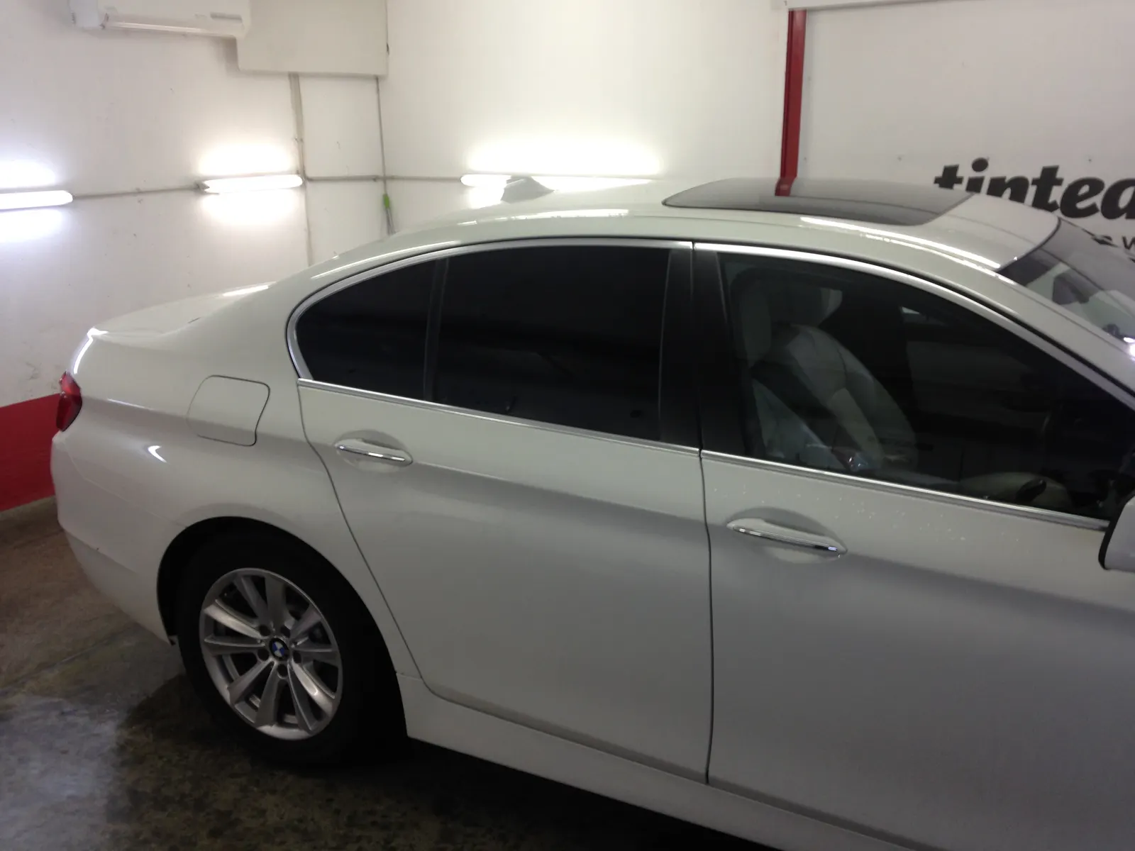 BMW F10 alb – geamuri fumurii intense folie LLumar CTX05