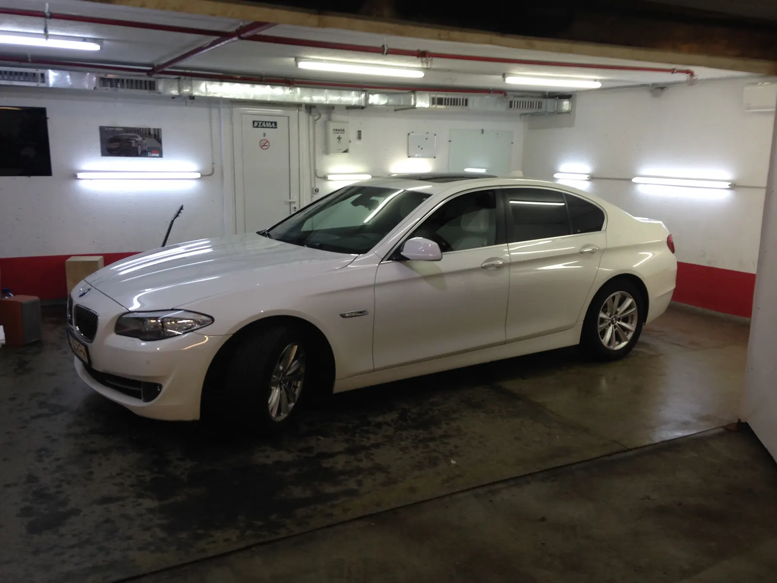 Detaliu folie fumurie LLumar CTX05 luneta BMW F10 alb