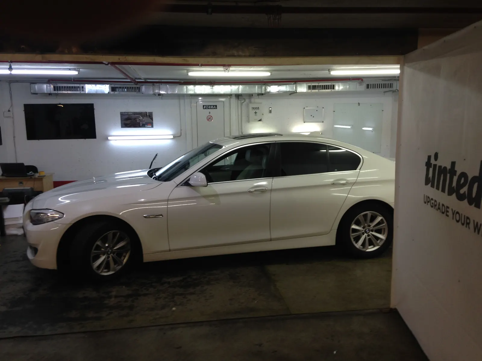 Montaj Folie auto BMW Seria 5 F10 Alpine White – Tinted Window