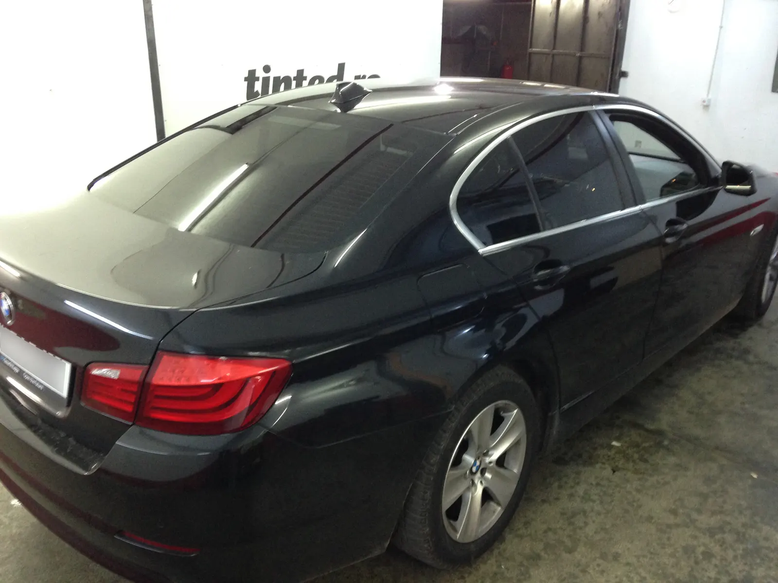 BMW F10 negru – geamuri fumurii discrete folie LLumar ATR20