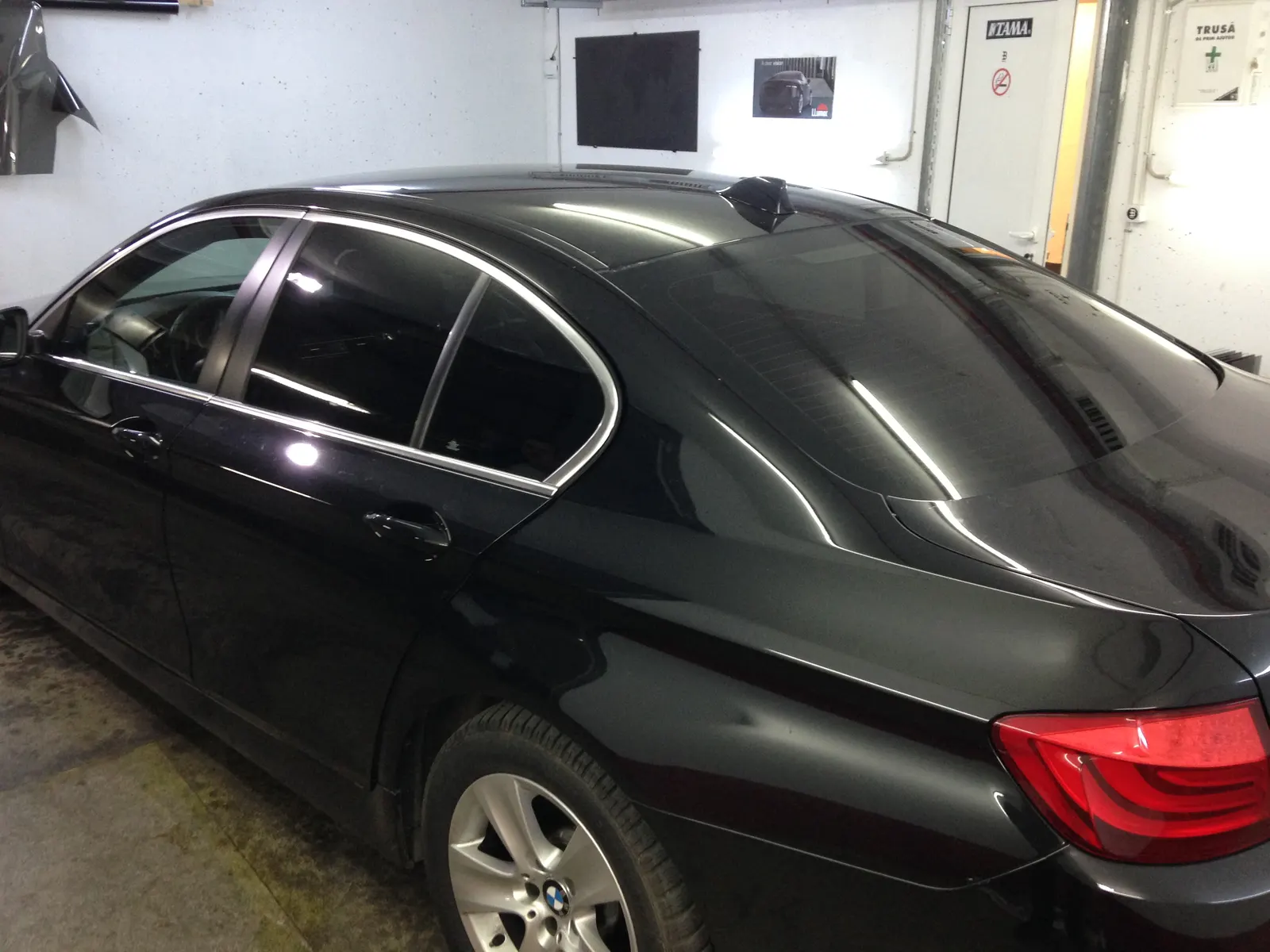 Montaj Folie auto BMW Seria 5 F10 negru – Tinted Window