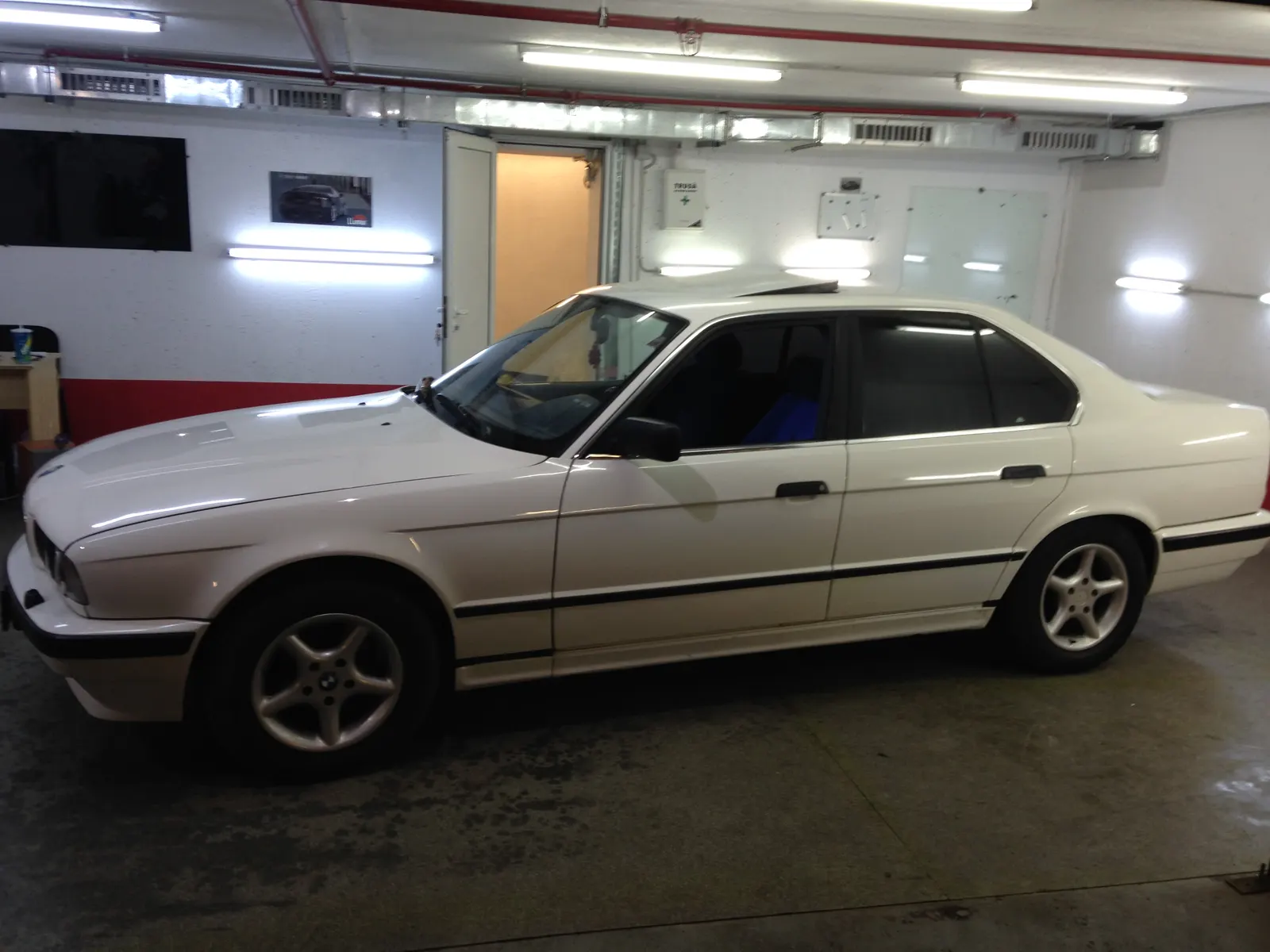 Folie auto LLumar ATR05 BMW Seria 5 E34 Alpine White