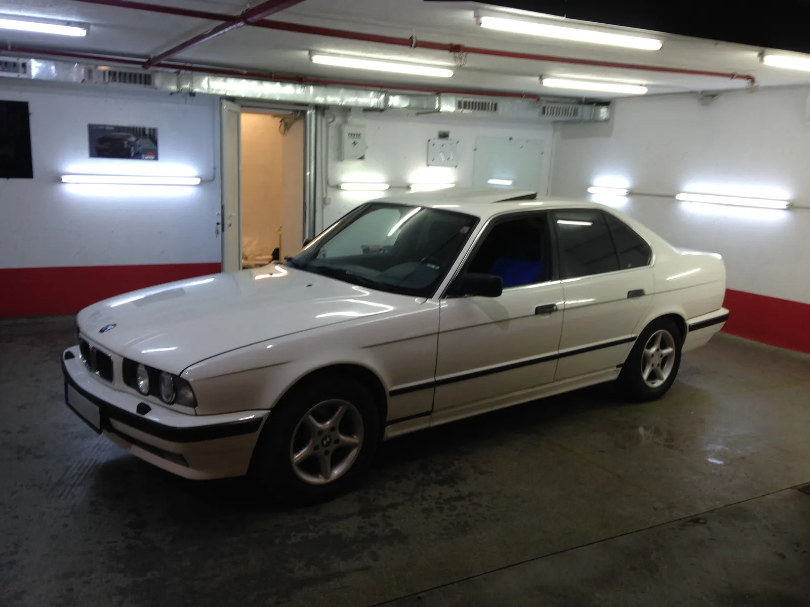 BMW E34 alb – geamuri fumurii intense folie LLumar ATR05