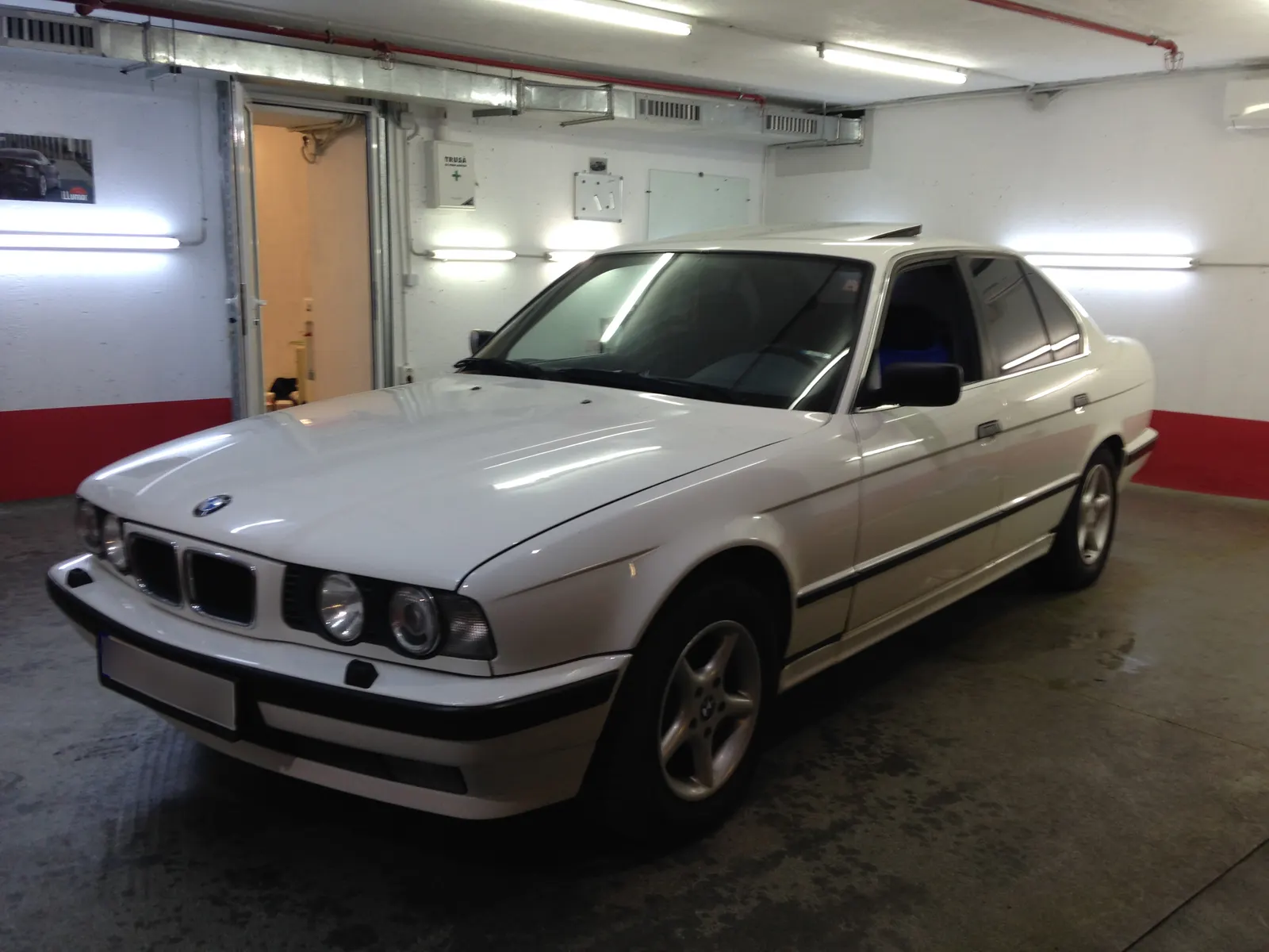 BMW Seria 5 E34 Alpine White – folie ATR05 geamuri laterale