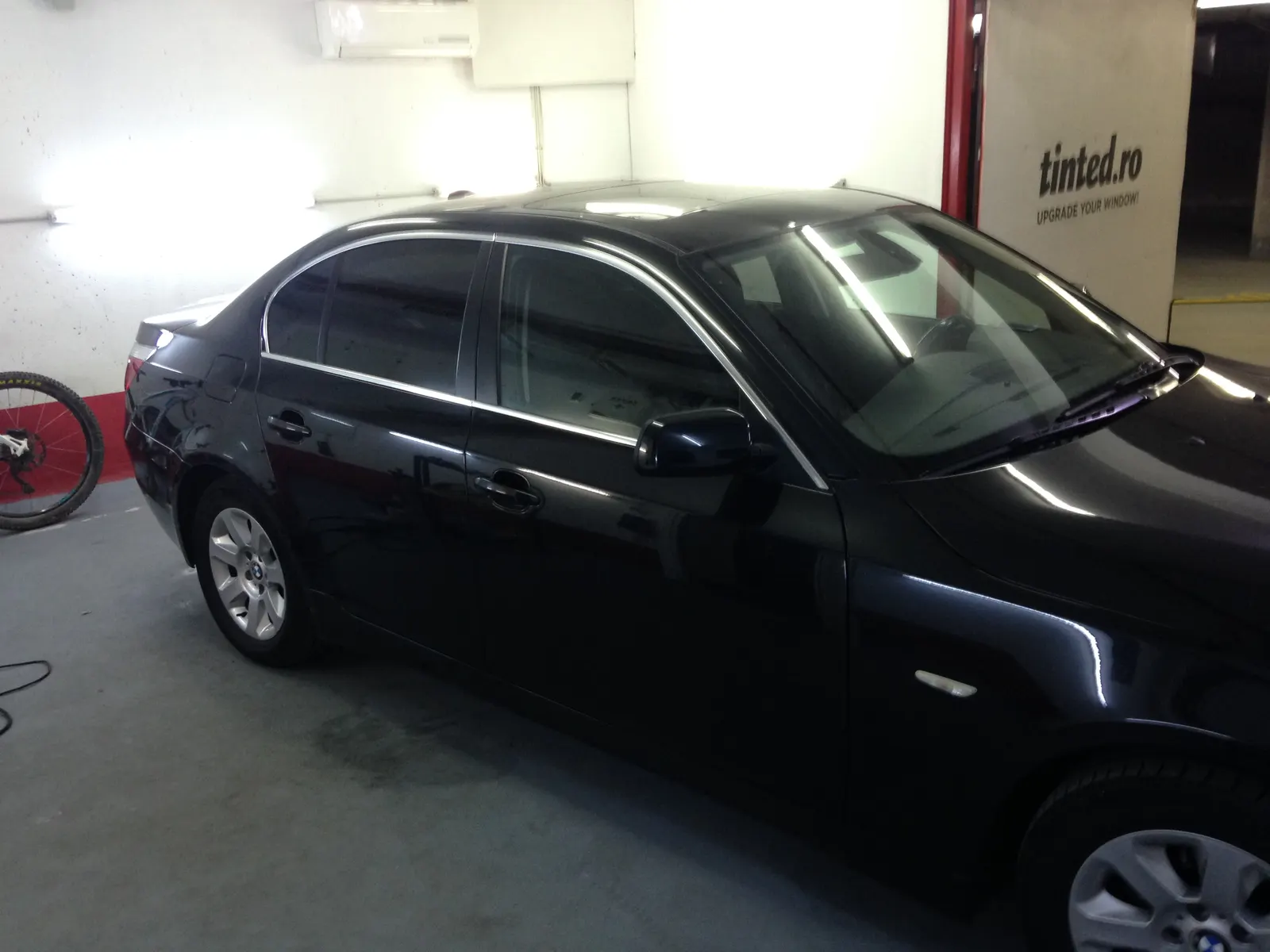 BMW E60 negru – geamuri fumurii intense folie LLumar CTX05