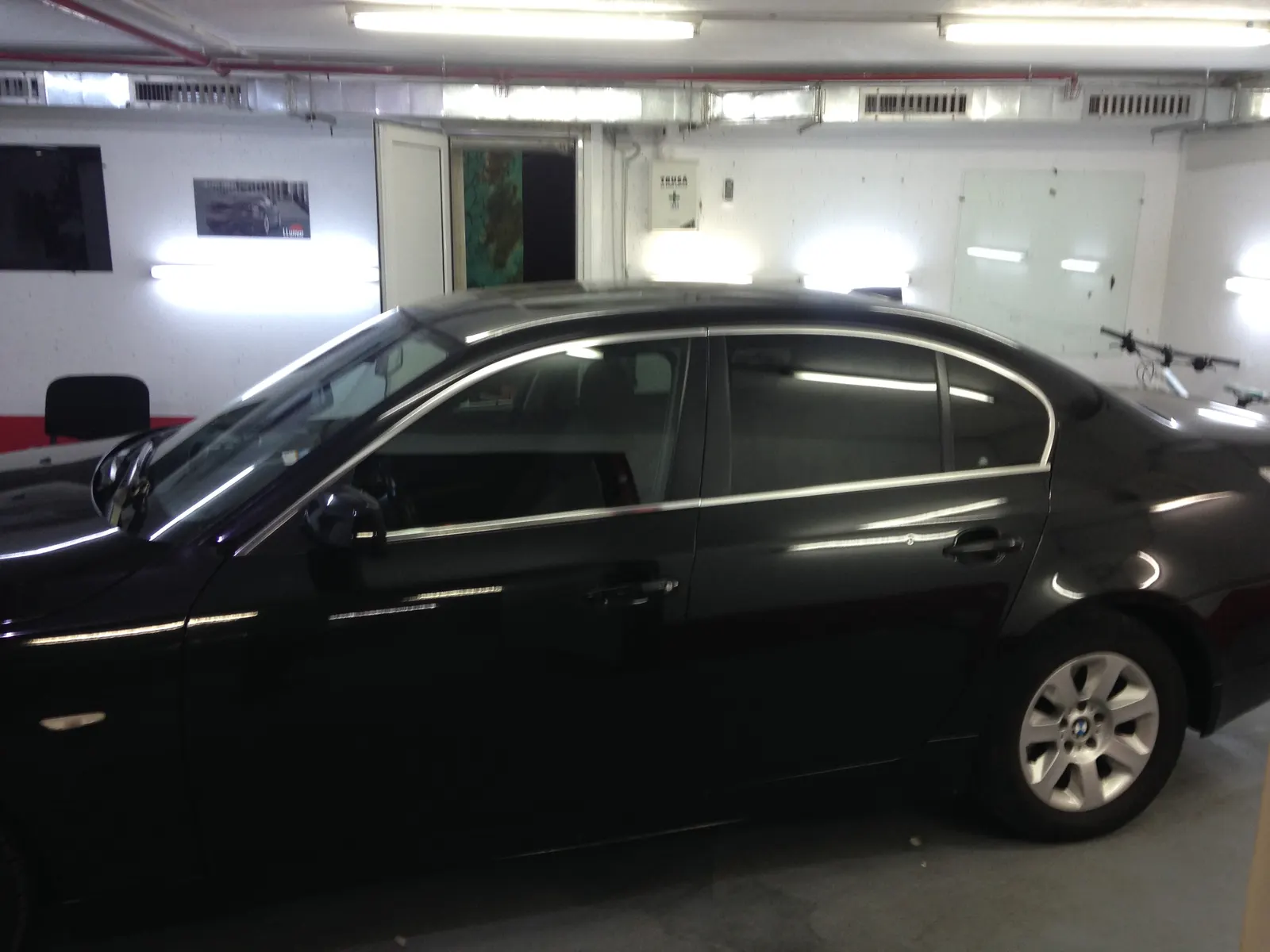 Detaliu folie fumurie LLumar CTX05 geamuri BMW E60 negru