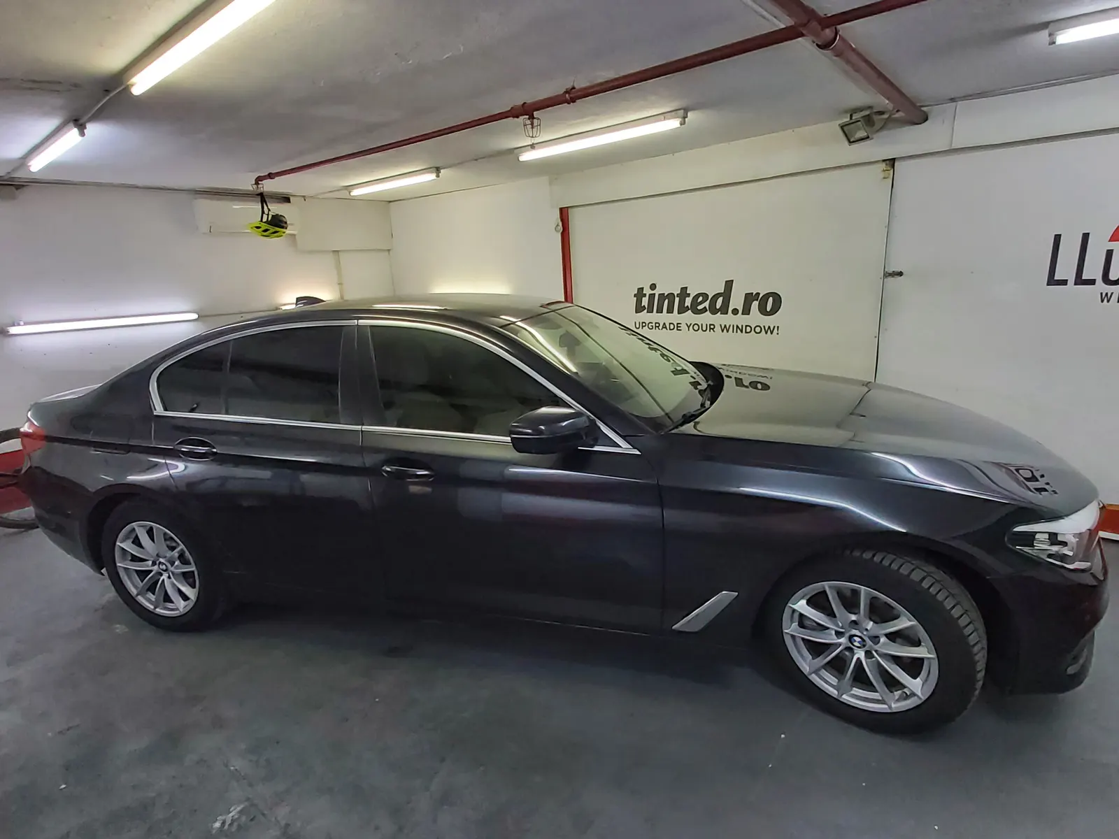 BMW G30 gri – geamuri fumurii intense folie LLumar ATR05