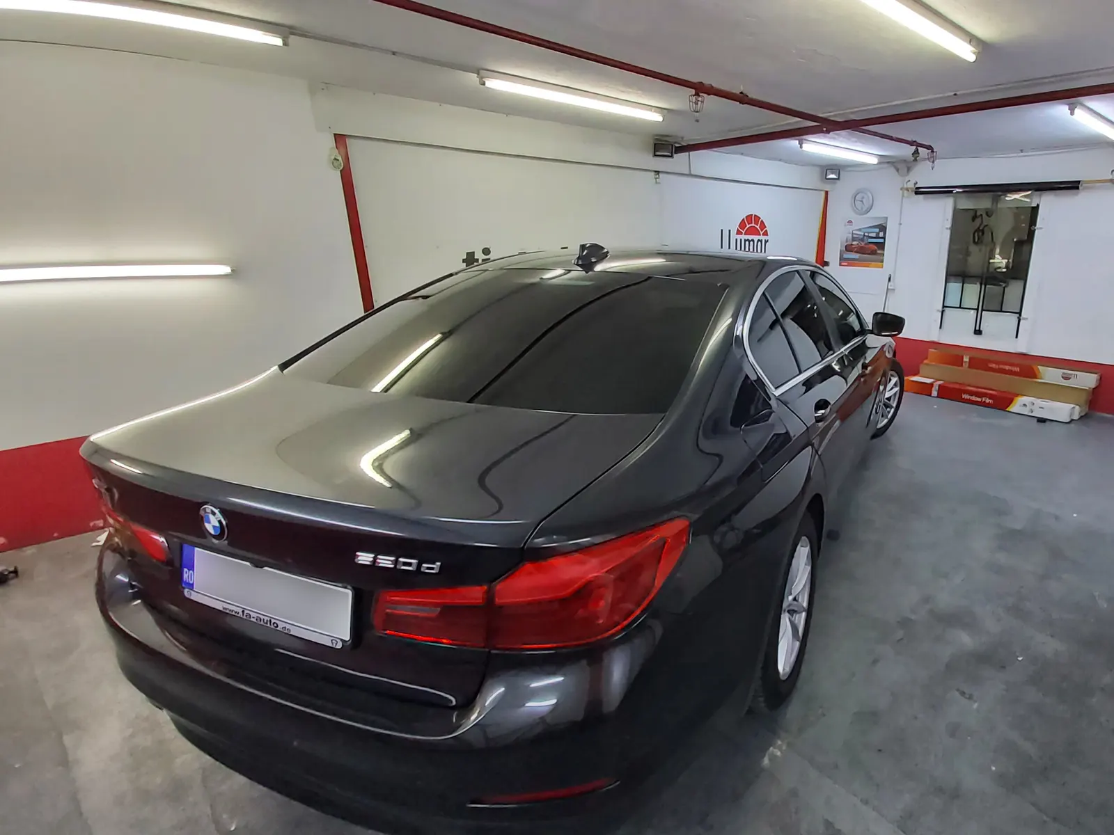 Detaliu luneta fumurie LLumar ATR05 BMW G30 gri