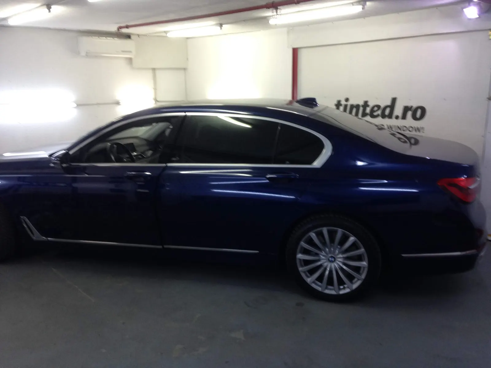 BMW G12 albastru imperial – geamuri fumurii intense folie LLumar CTX05