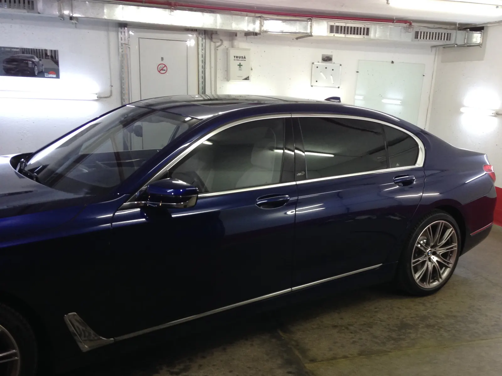 Detaliu folie fumurie LLumar CTX05 BMW G12 Imperial Blue