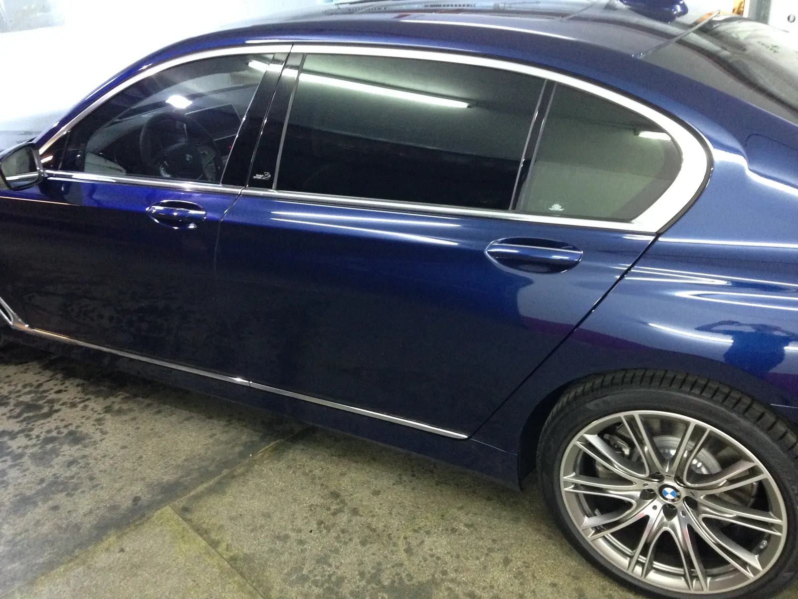 Montaj folie auto BMW Seria 7 G12 Imperial Blue – Tinted Window