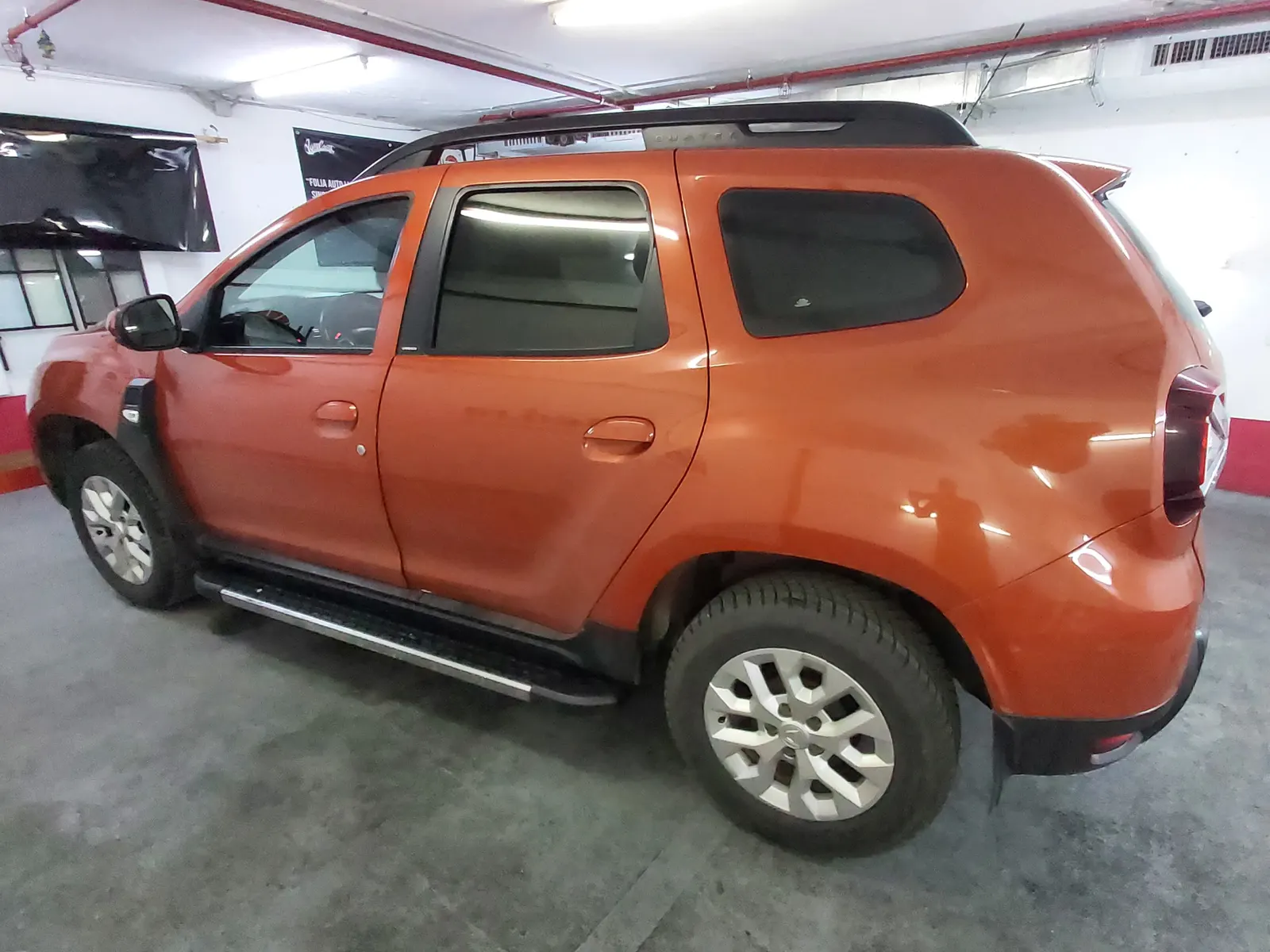 Geamuri laterale Duster generația a doua Atacama Orange cu folie fumurie ATR05 – detaliu exterior