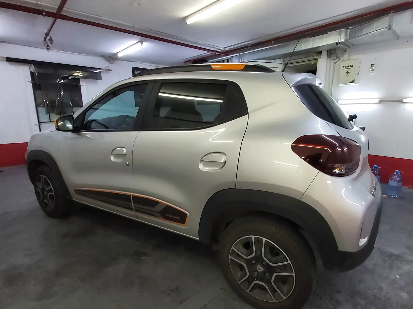 Geamuri laterale Dacia Spring gri cu folie ATR20 aplicată – detaliu uși