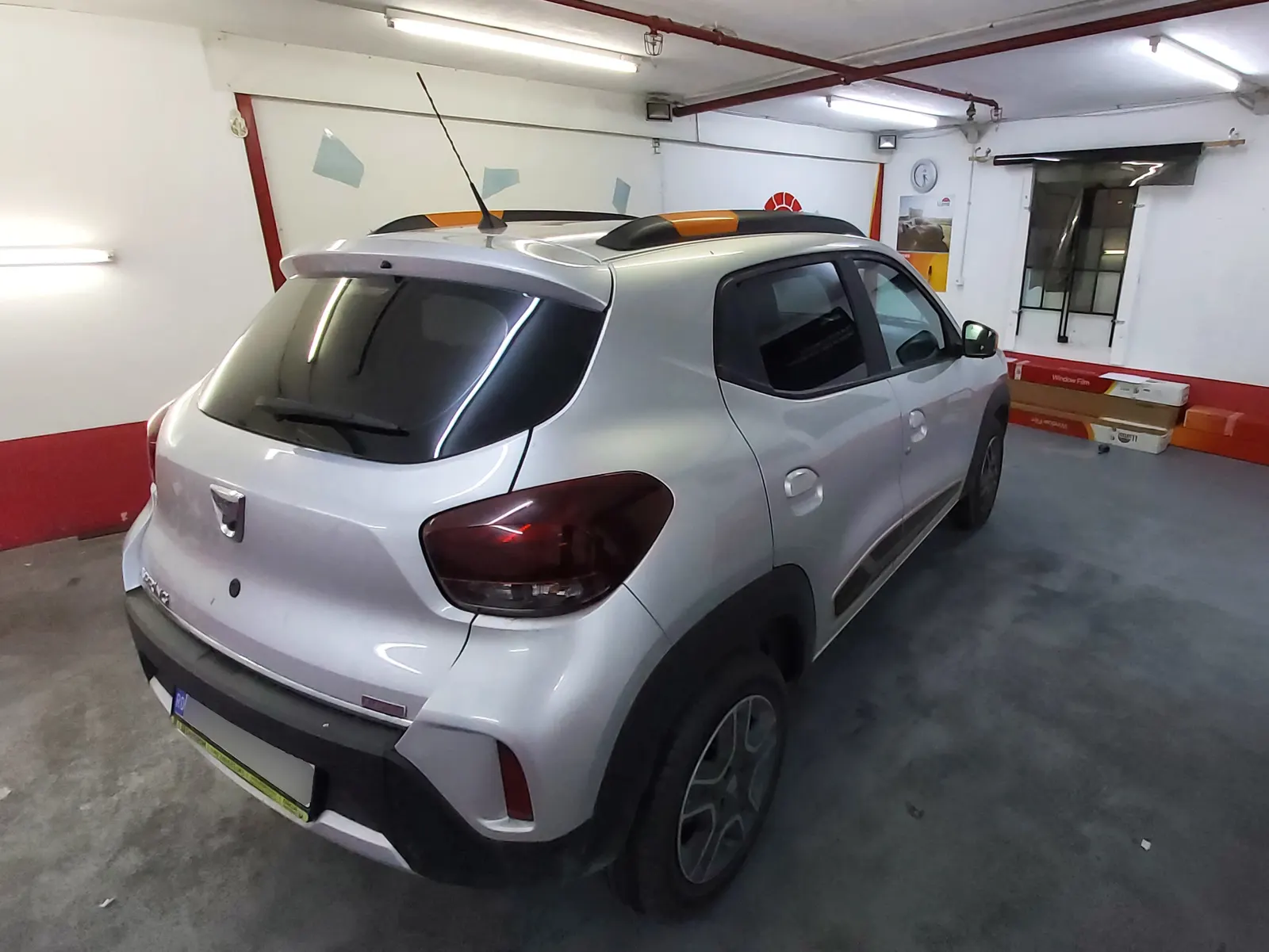 Dacia Spring Gri Comet foliat complet ATR20 și AIR80 – vedere spate