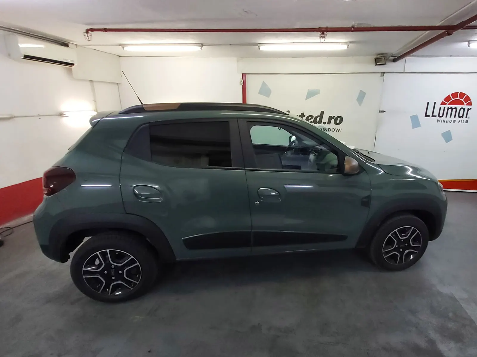 Geamuri laterale Dacia Spring verde cu folie fumurie ATR05 – detaliu uși