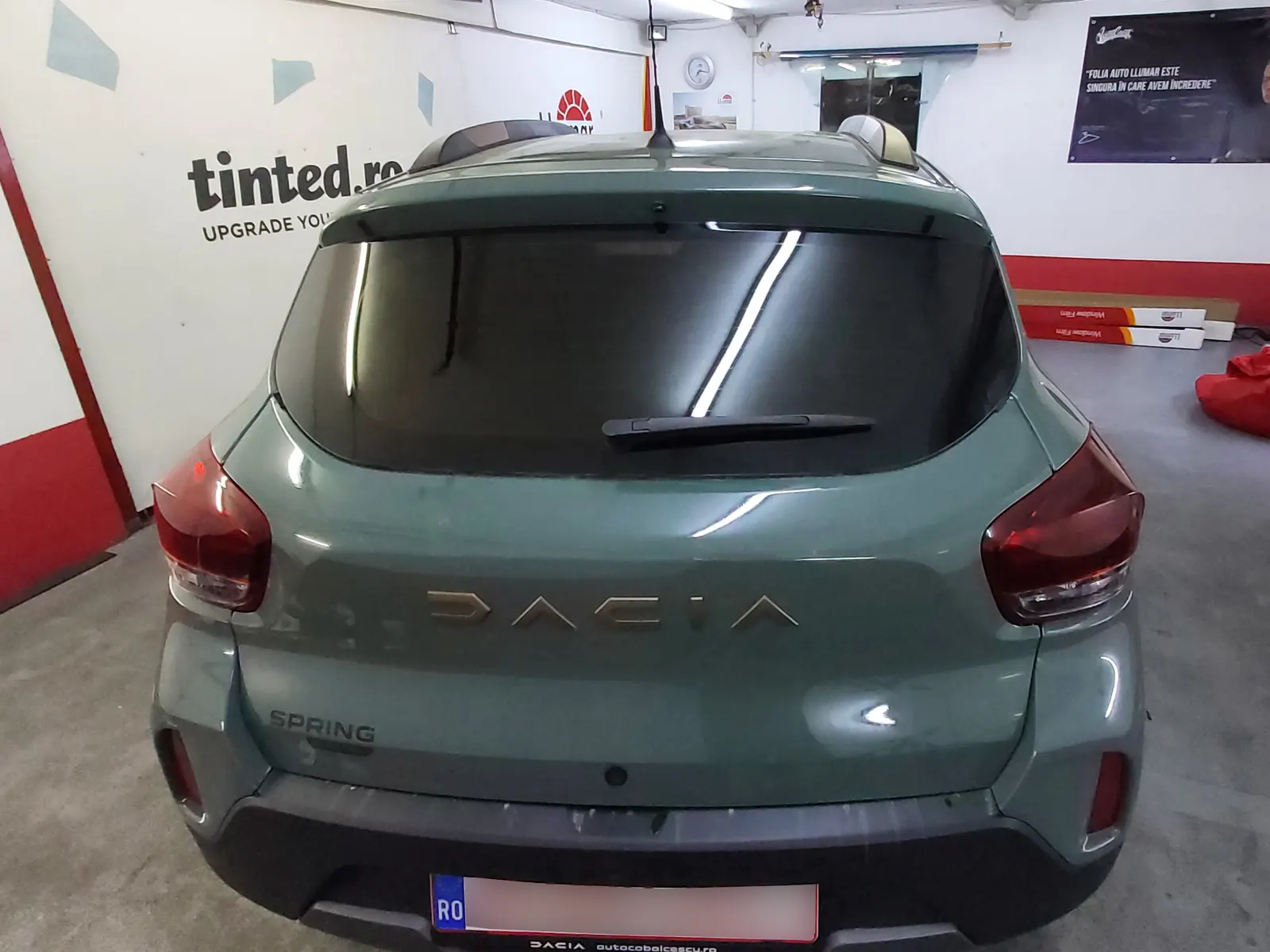 Ușă spate Spring verde cu folie LLumar ATR05 – detaliu montaj exterior