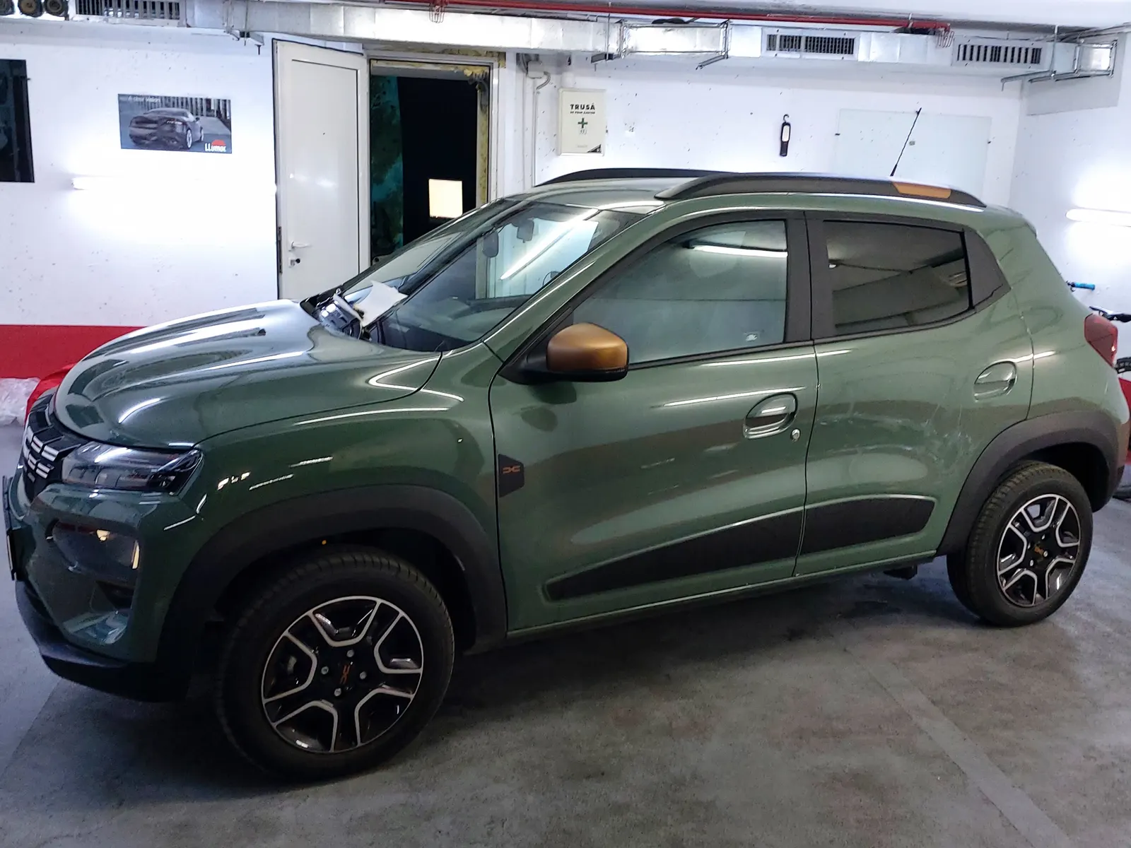 Dacia Spring Verde Kaki foliat complet ATR05 și AIR80 – vedere spate