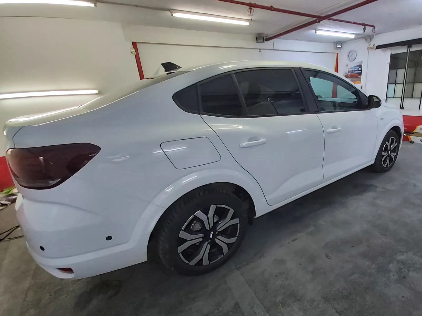 Dacia Logan generația a treia Alb Glacier foliat cu folie LLumar ATR05 – profil lateral