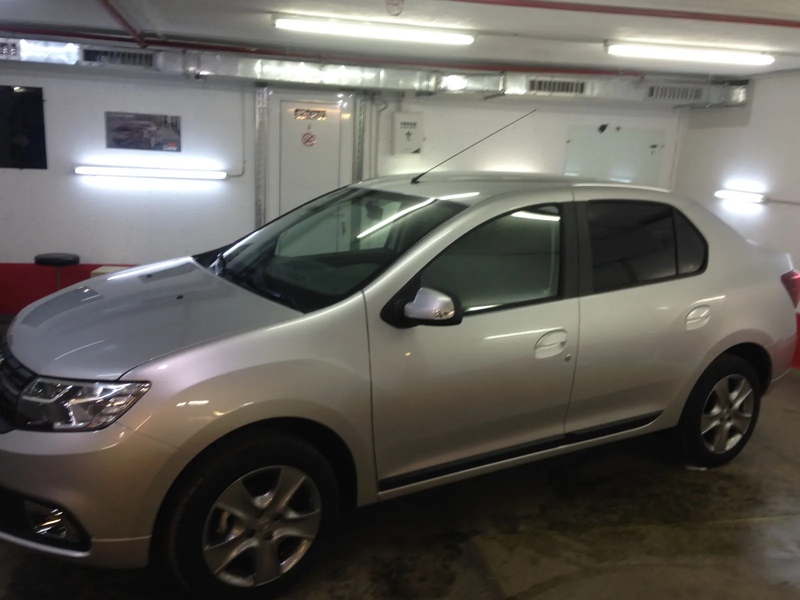 Dacia Logan generația a doua argintiu foliat ATR05 – vedere spate cu lunetă acoperită